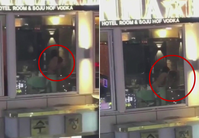 今年南韓1對男女（紅圈處）在包廂親熱，但透明窗戶緊鄰街區，遭路過民眾圍觀偷拍。（翻攝微博）