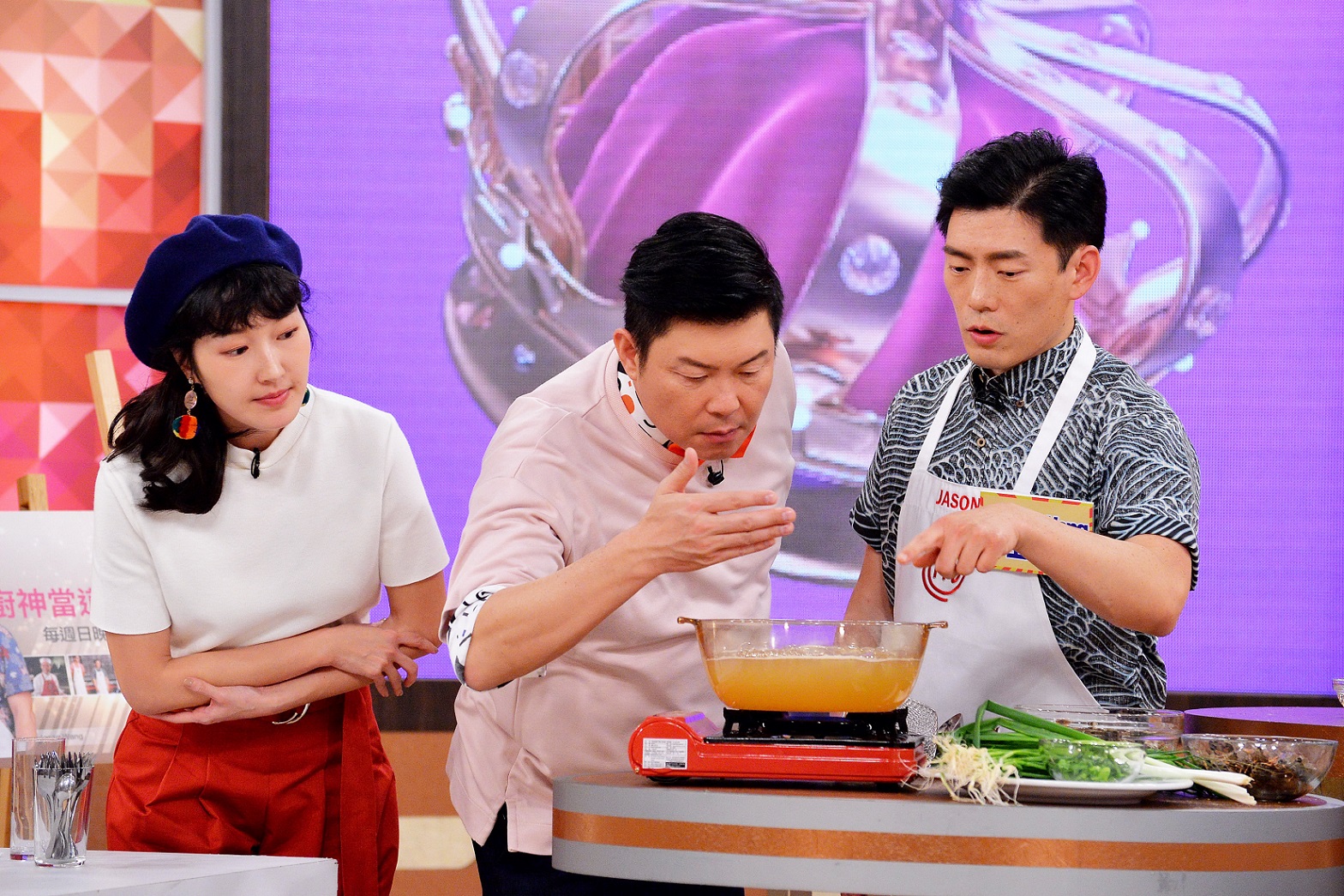 Jason_Wang（右）現場烹煮好喝到令地獄廚神罵髒話的蛤蠣湯，曾國城（中）迫不及待想品嘗。