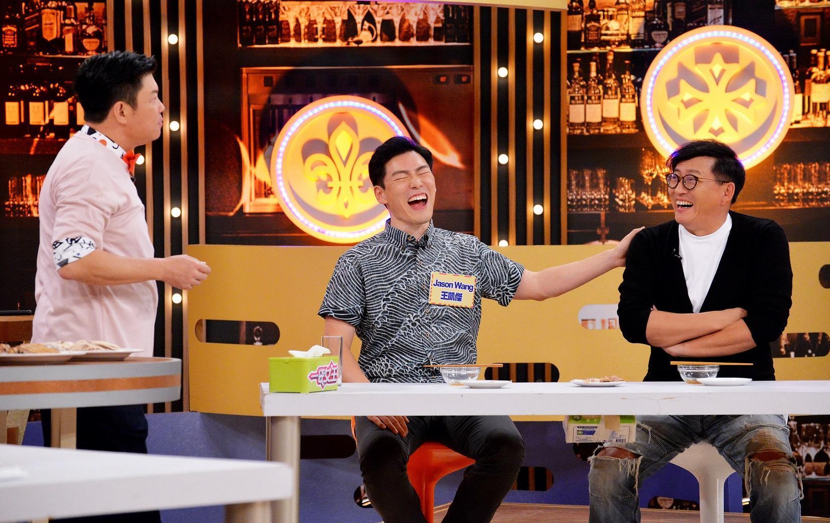 Jason_Wang（中）上節目吃台灣美食，笑得非常開心。