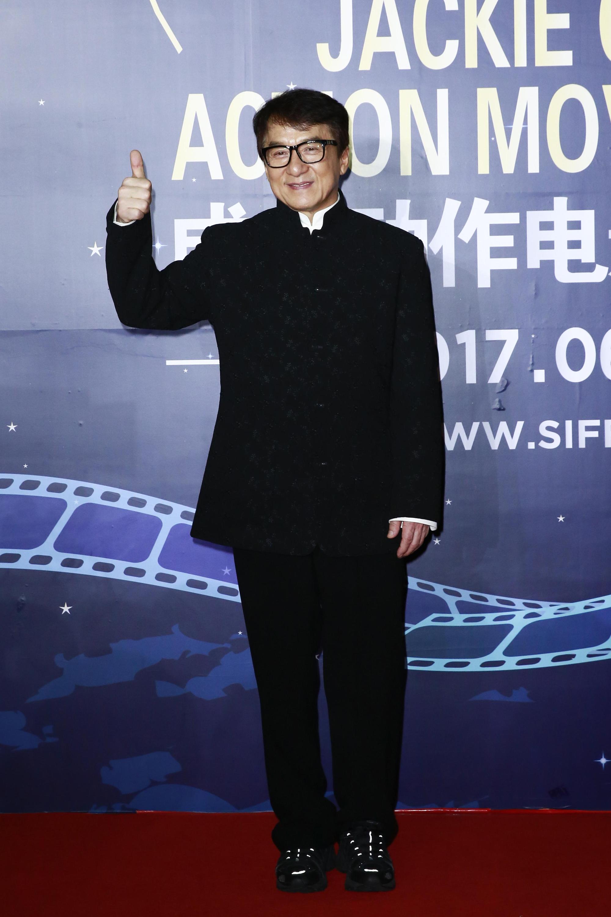 成龍曾因酒醉不請自來大鬧李宗盛的演唱會場子,硬要與對方合唱,又在台上罵髒話,等唱完歌酒醒才知道自己闖禍。
