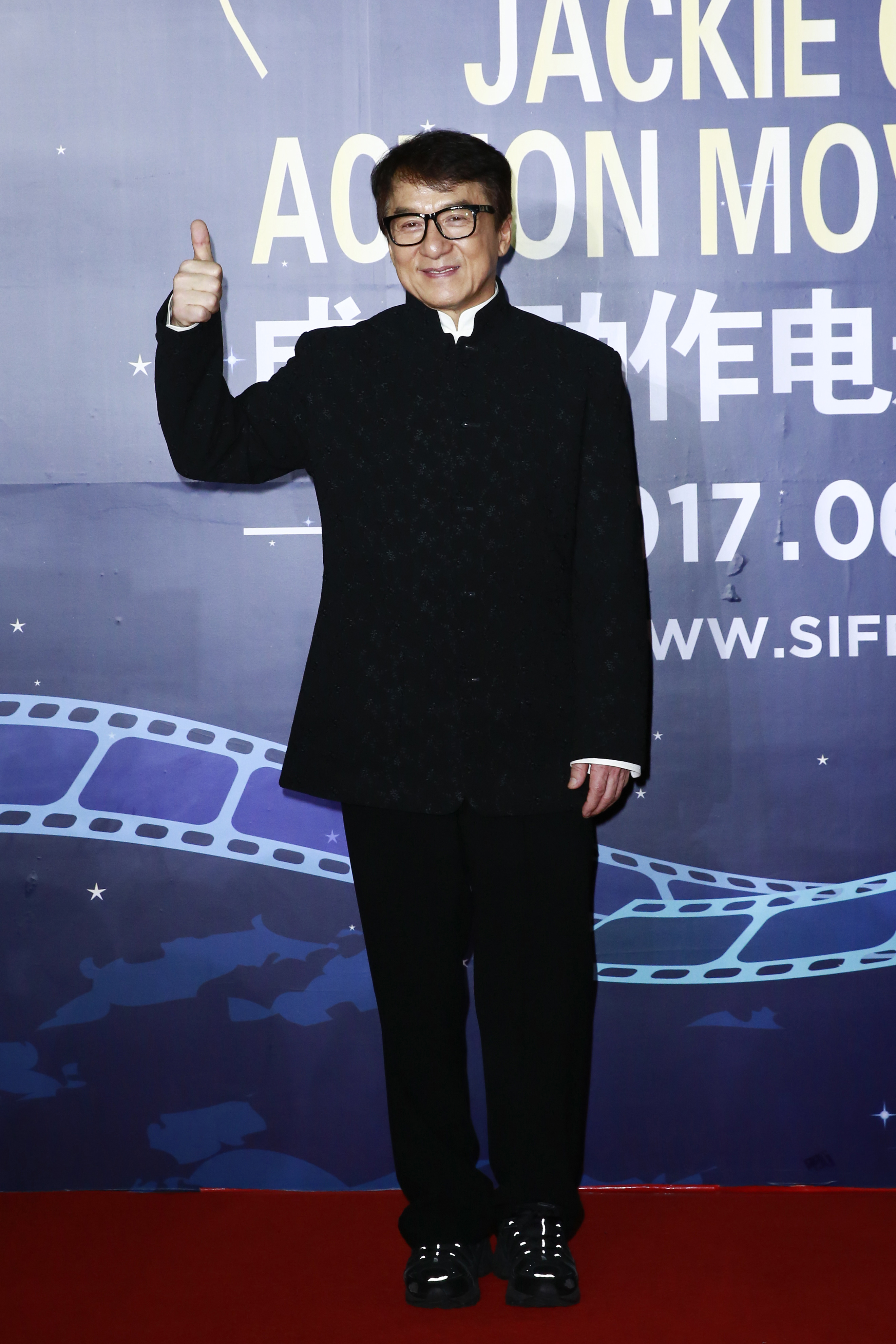 成龍曾因酒醉不請自來大鬧李宗盛的演唱會場子，硬要與對方合唱，又在台上罵髒話，等唱完歌酒醒才知道自己闖禍。