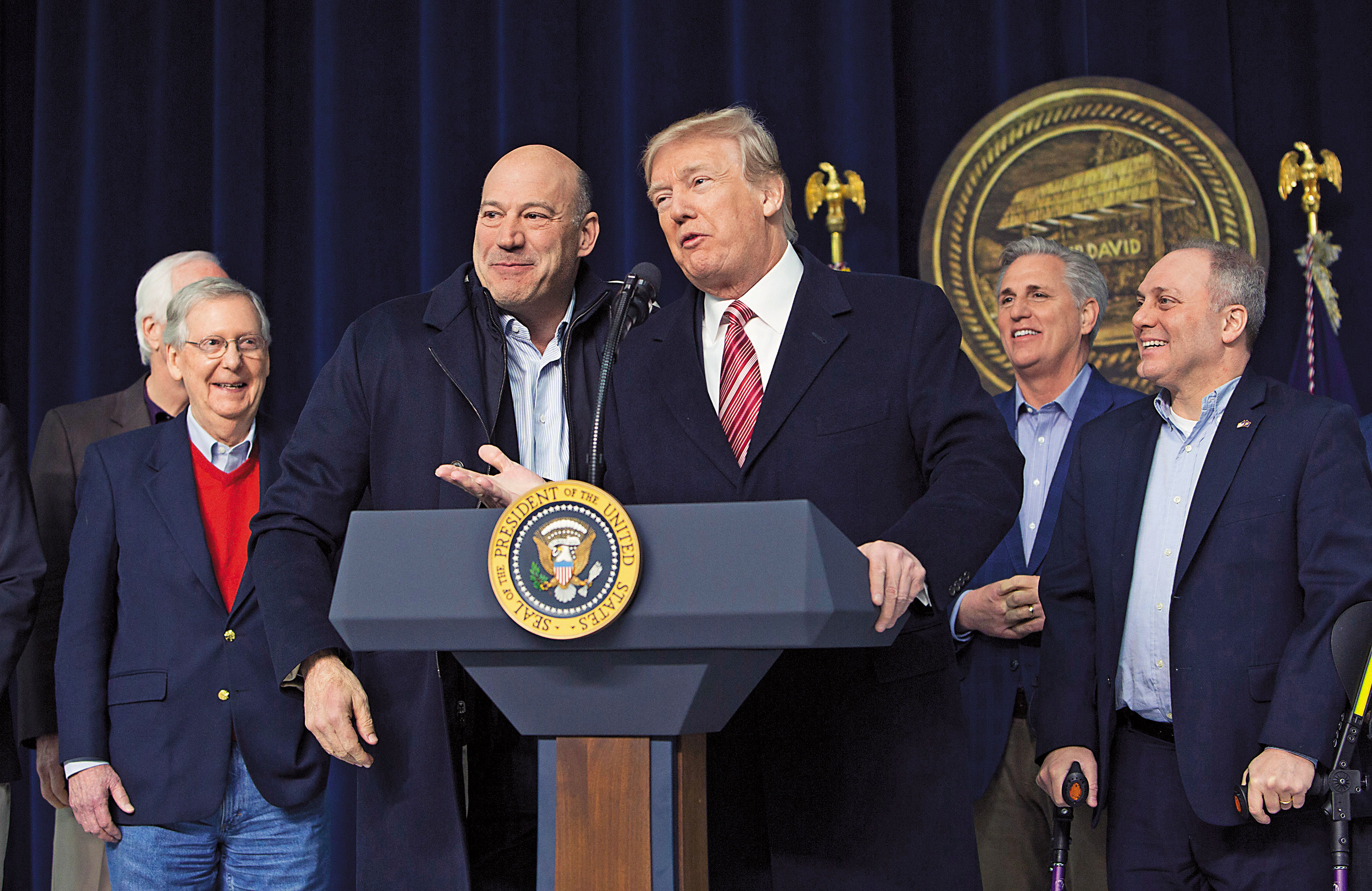 調高關稅案讓Cohn（左3）離開白宮，川普（中）回到美國優先的個人意志路線，代表稅收政策也會延續，科技業受惠大。（東方IC）