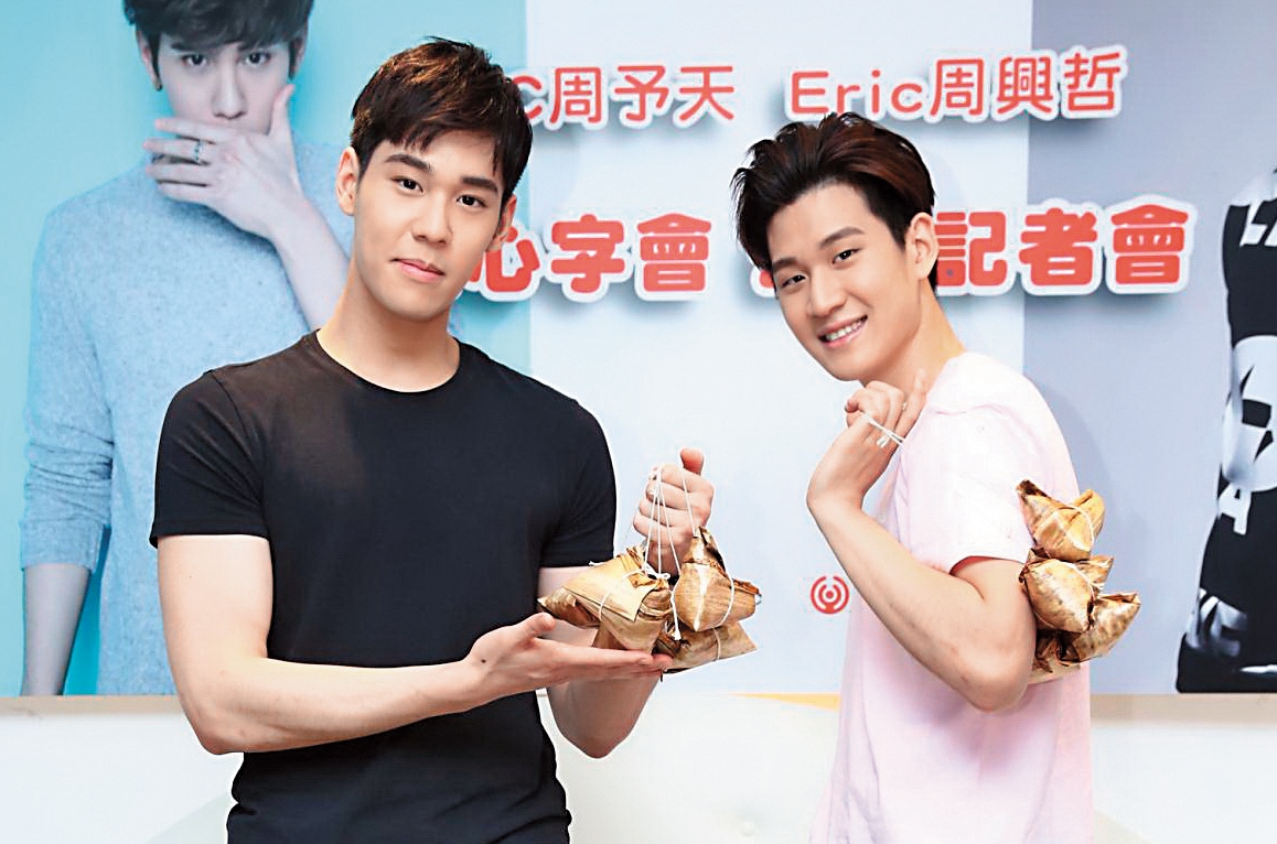 周予天（左）是周興哲的哥哥，兄弟感情好，可是周予天聲勢與知名度明顯不如弟弟周興哲。