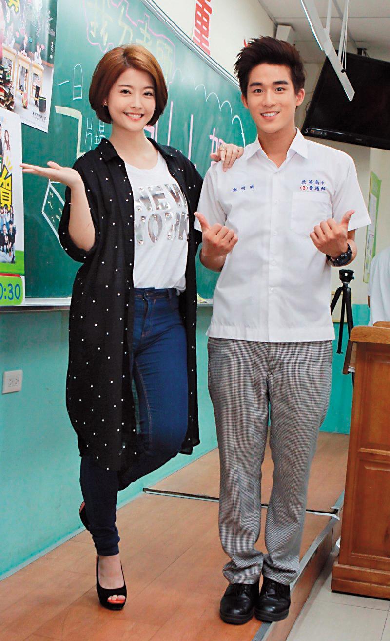 出道多年的李博翔（右），去年和王樂妍演出《我的老師叫小賀》後開始受到矚目。（民視提供）