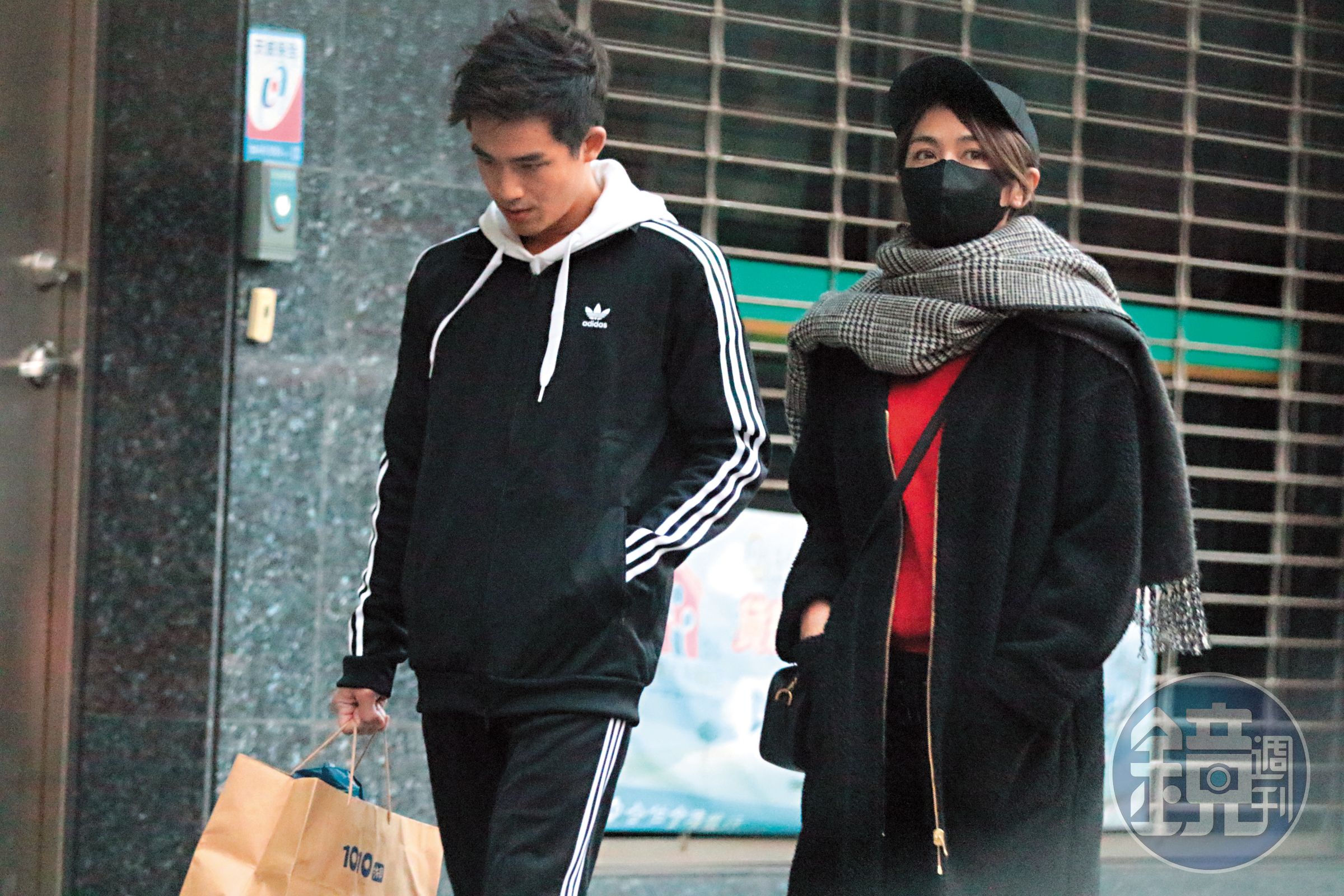 1/13 17：02 安苡愛全身口罩帽子包緊緊，深怕被人認出。