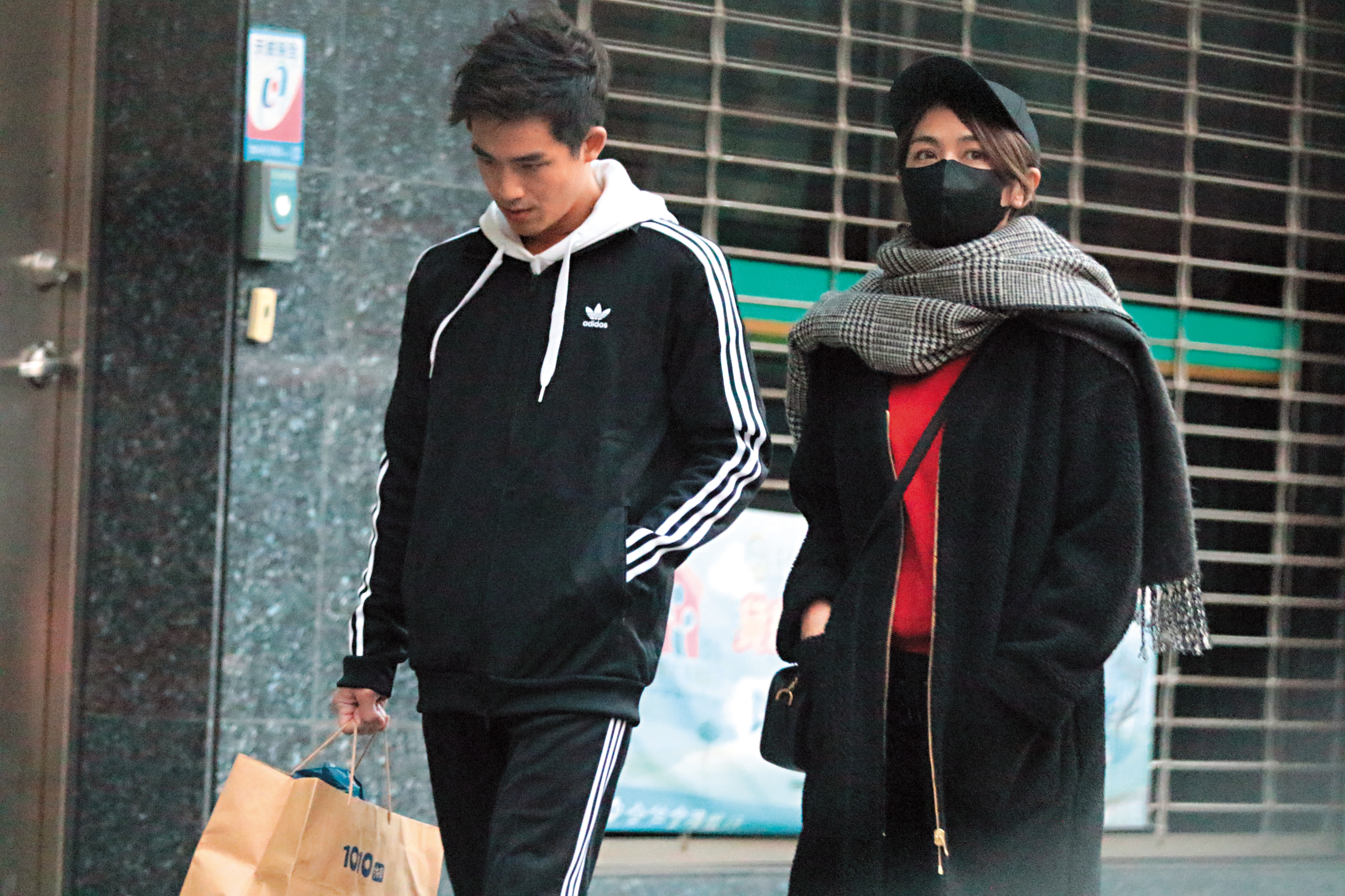 1/13 17：02 安苡愛全身口罩帽子包緊緊，深怕被人認出。