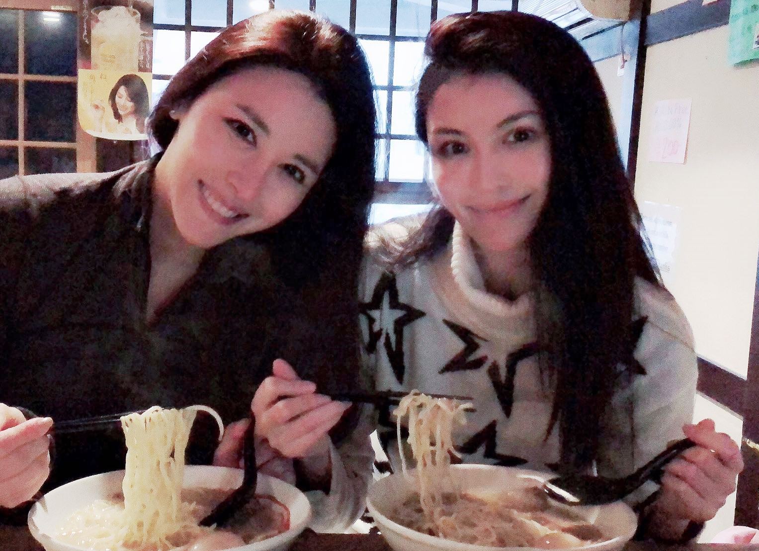 穆熙妍（左1）與閨密們去滑雪慶生，很多粉絲都說她與何穗（右1）長得有點像。