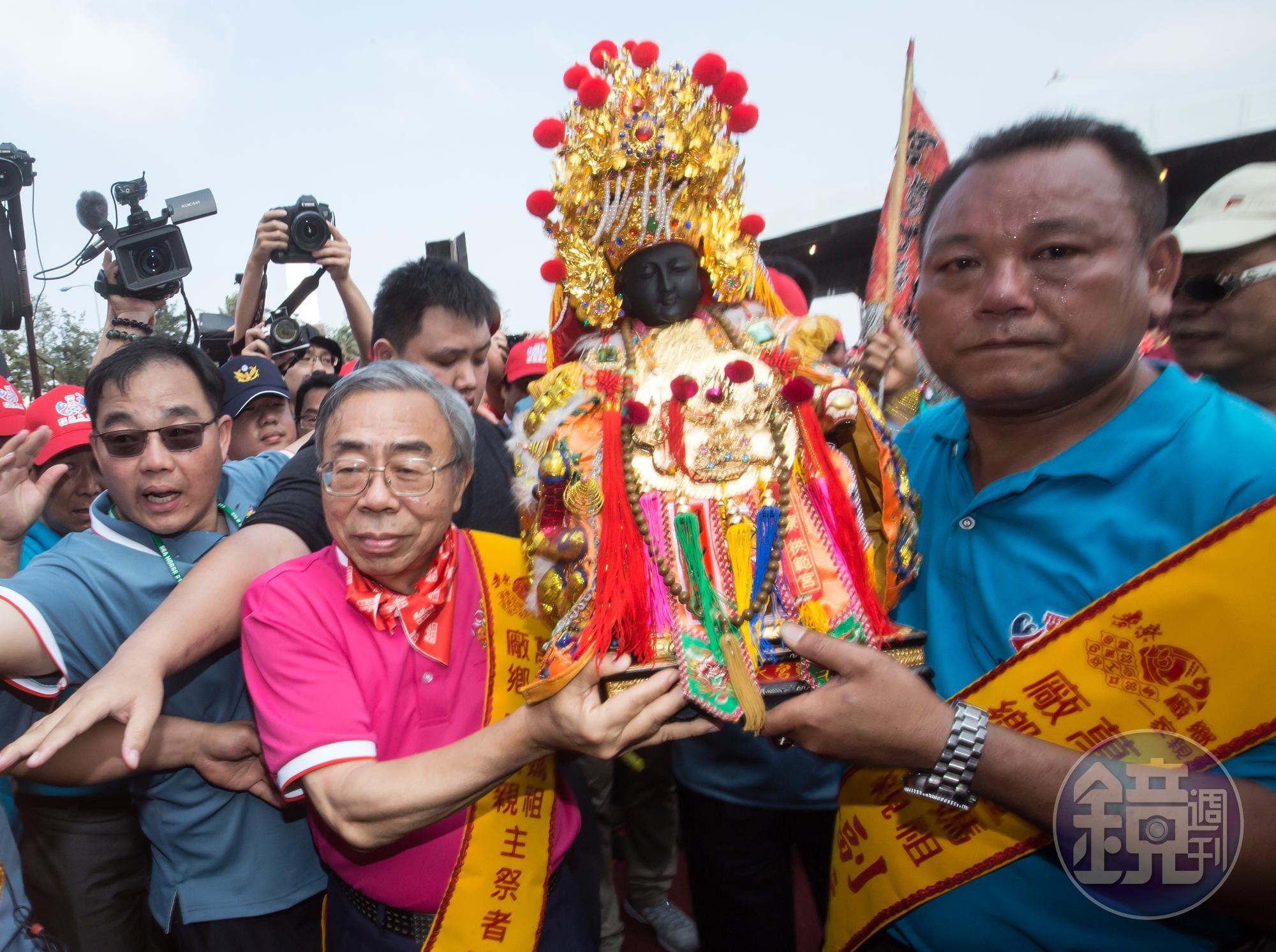 自嘲沒宗教信仰的王文淵,不管哪個宗教活動,他都去。