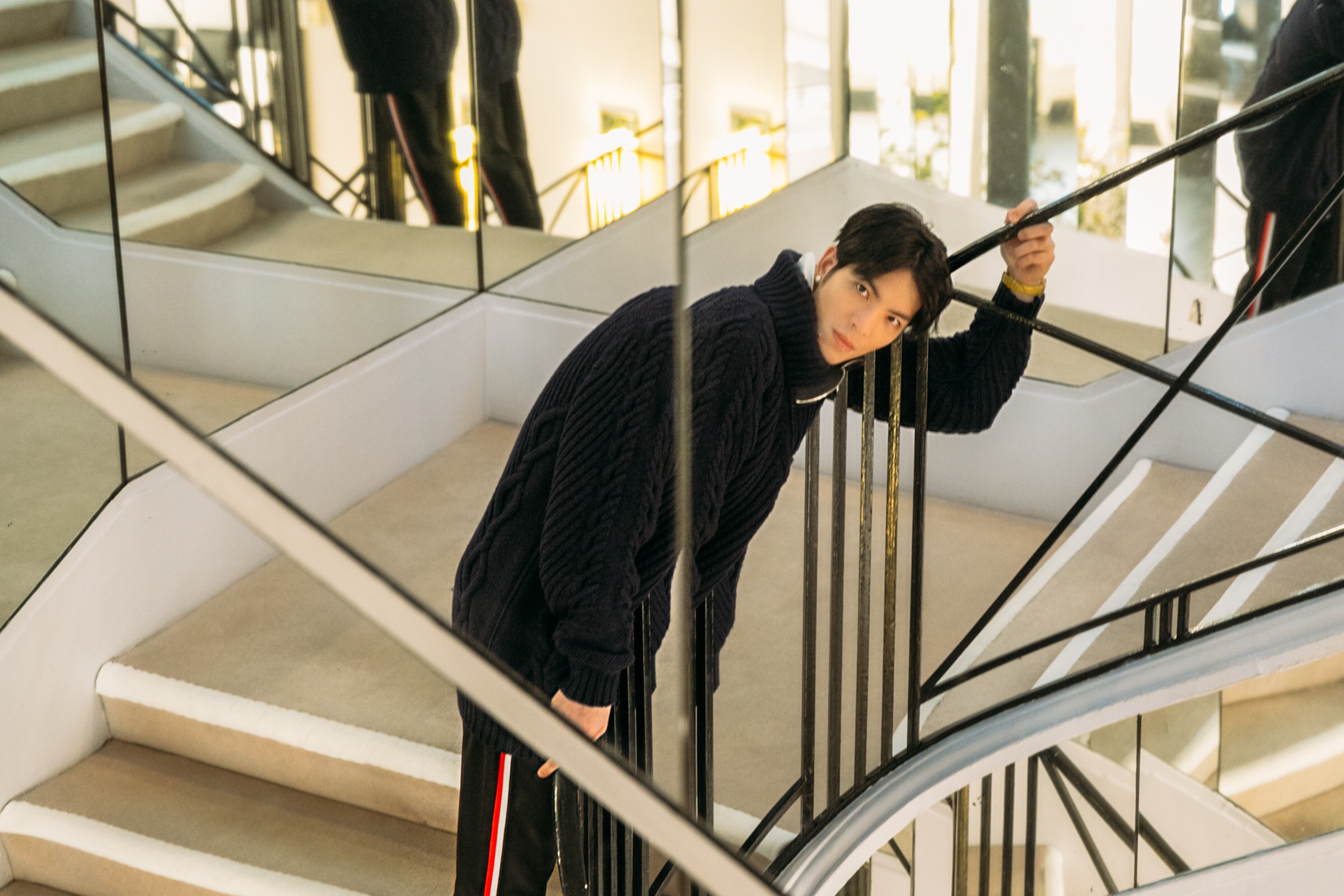 蕭敬騰參觀香奈兒女士寓所，參透時尚真理。（華納提供）