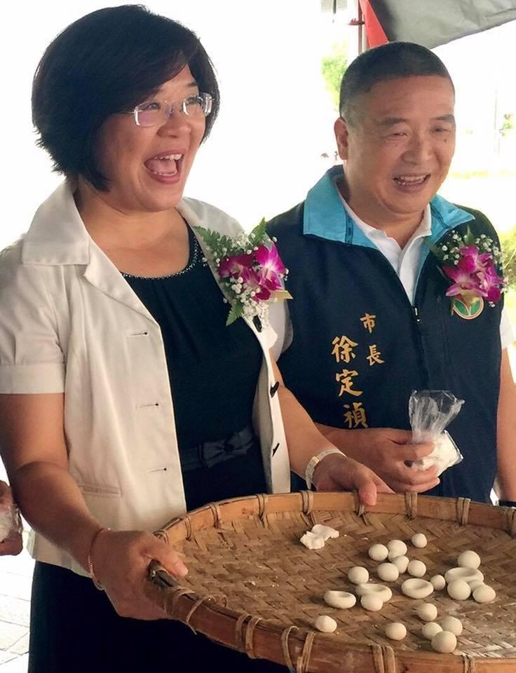 民進黨選對會今邀行政院中部服務中心副執行長吳宜臻（左）與頭份市長徐定禎（右）協調。（翻攝自吳宜臻臉書）
