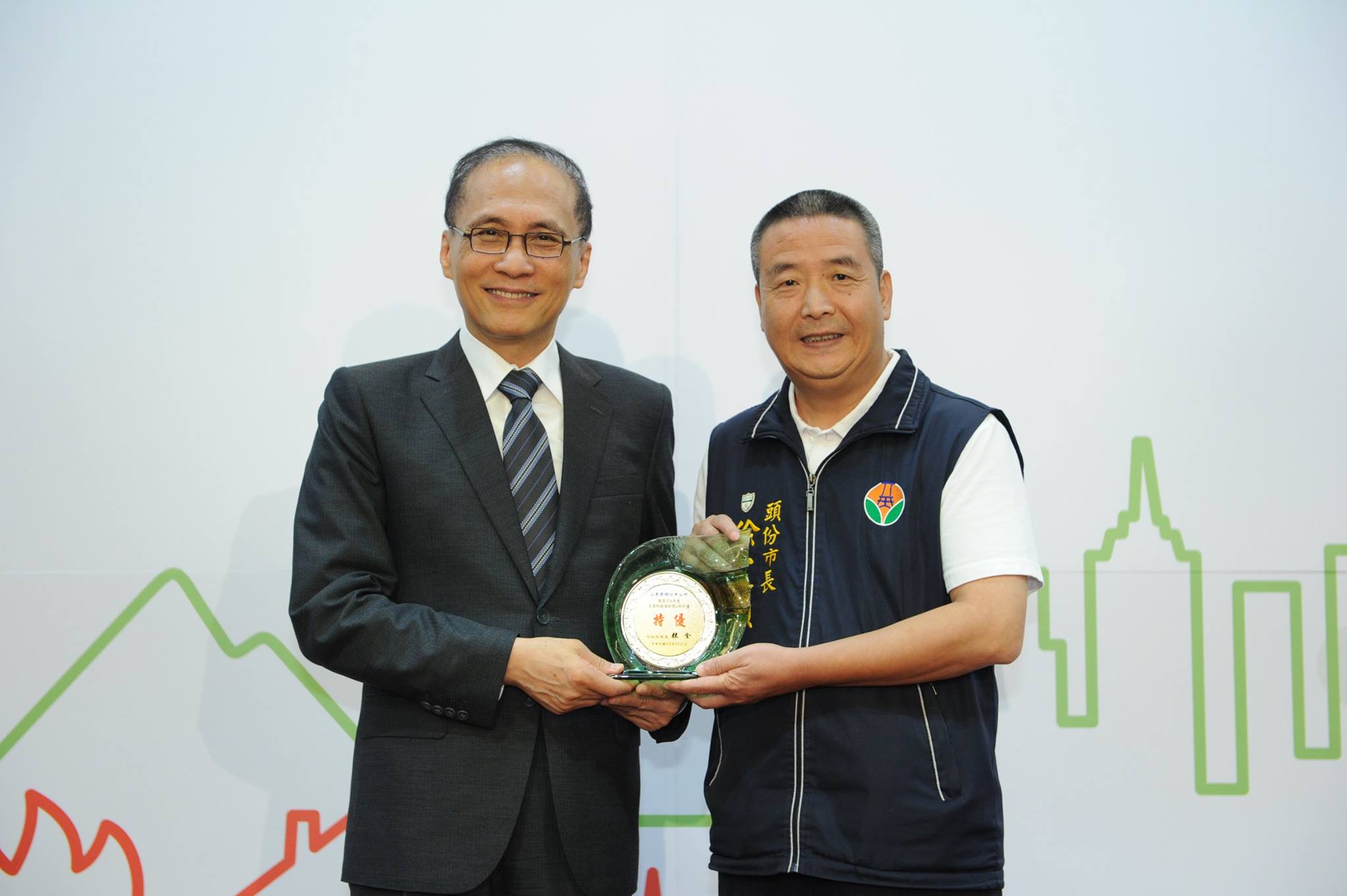 民進黨選對會將建議中執會循「柯P模式」，在苗栗縣支持無黨籍的頭份市長徐定禎（右）。（翻攝自徐定禎臉書）