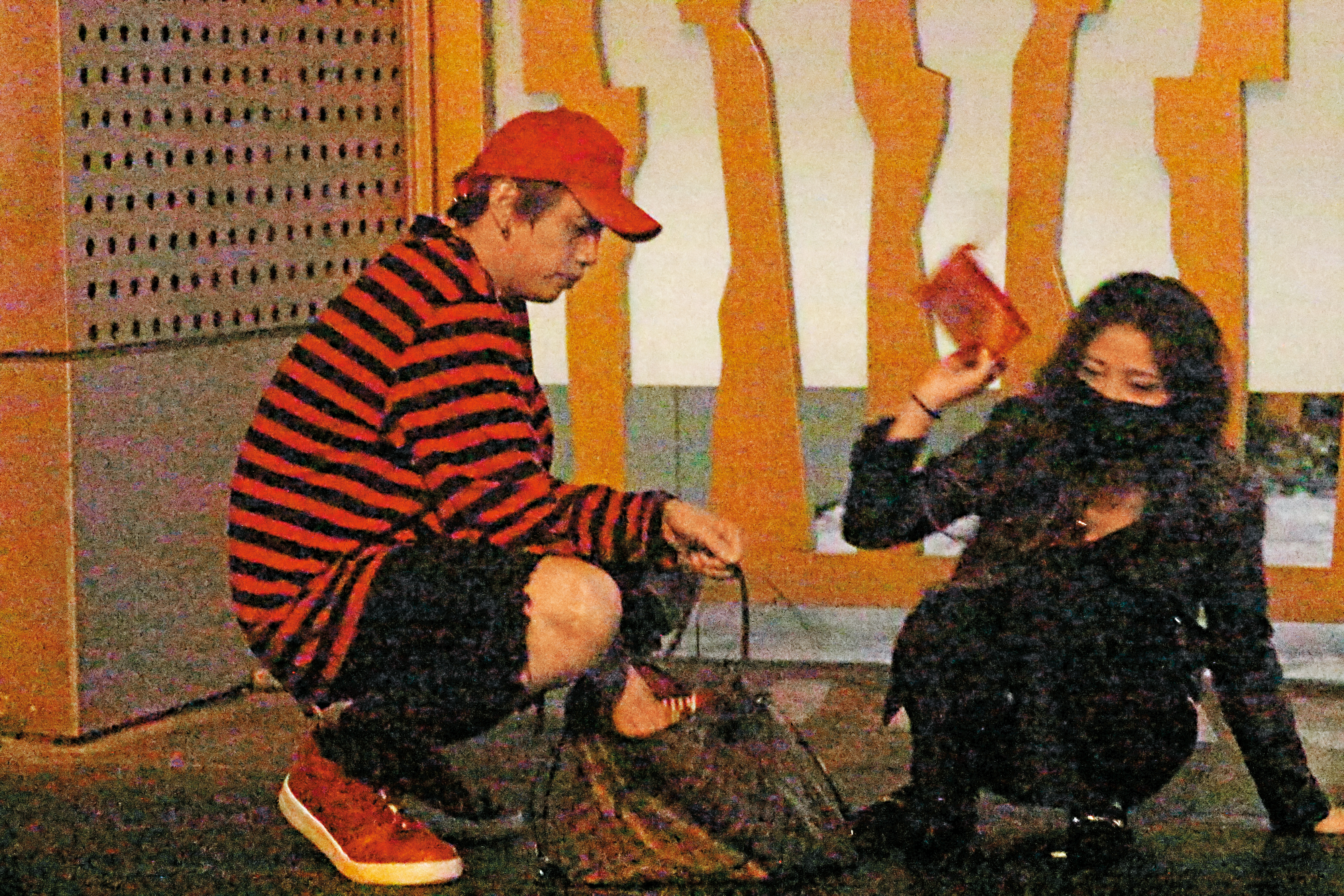 3/5 02：48 口罩妹酒醉時很瘋癲，自行跌坐地上，包內物品散一地，鯰魚哥無奈幫她整理包包。