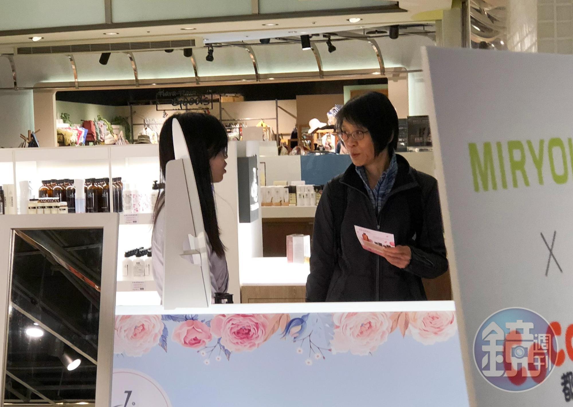 本刊直擊周美青獨自搭捷運外出，與商場店員親切交談，之後與友人看電影《郵報：密戰》。