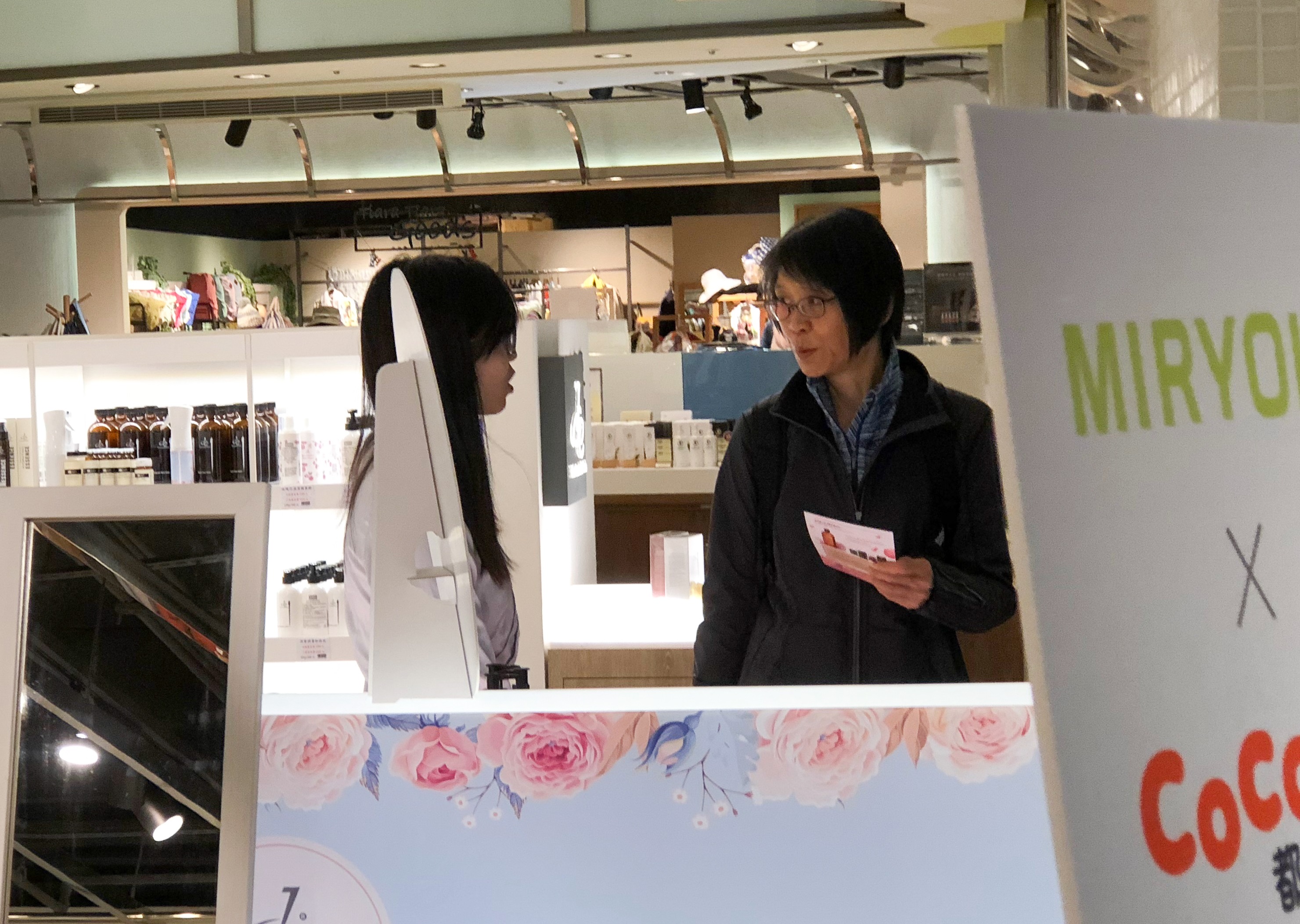 本刊直擊周美青獨自搭捷運外出,與商場店員親切交談,之後與友人看電影《郵報:密戰》。