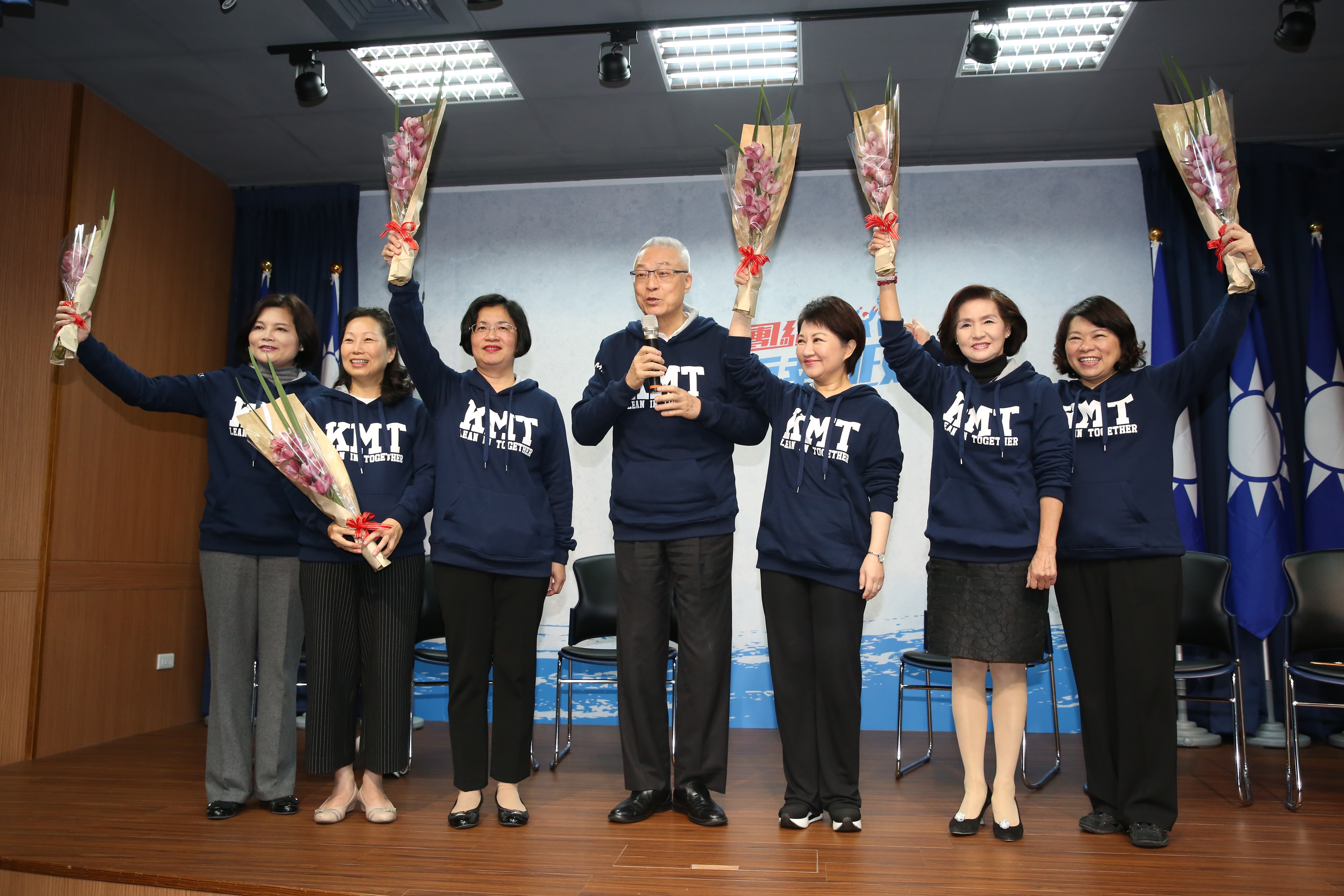 國民黨2018推出7位女性縣市長參選人，讓黨主席吳敦義稱婦女能頂起半邊天，若再加上周美青，將對民進黨產生極大壓力。