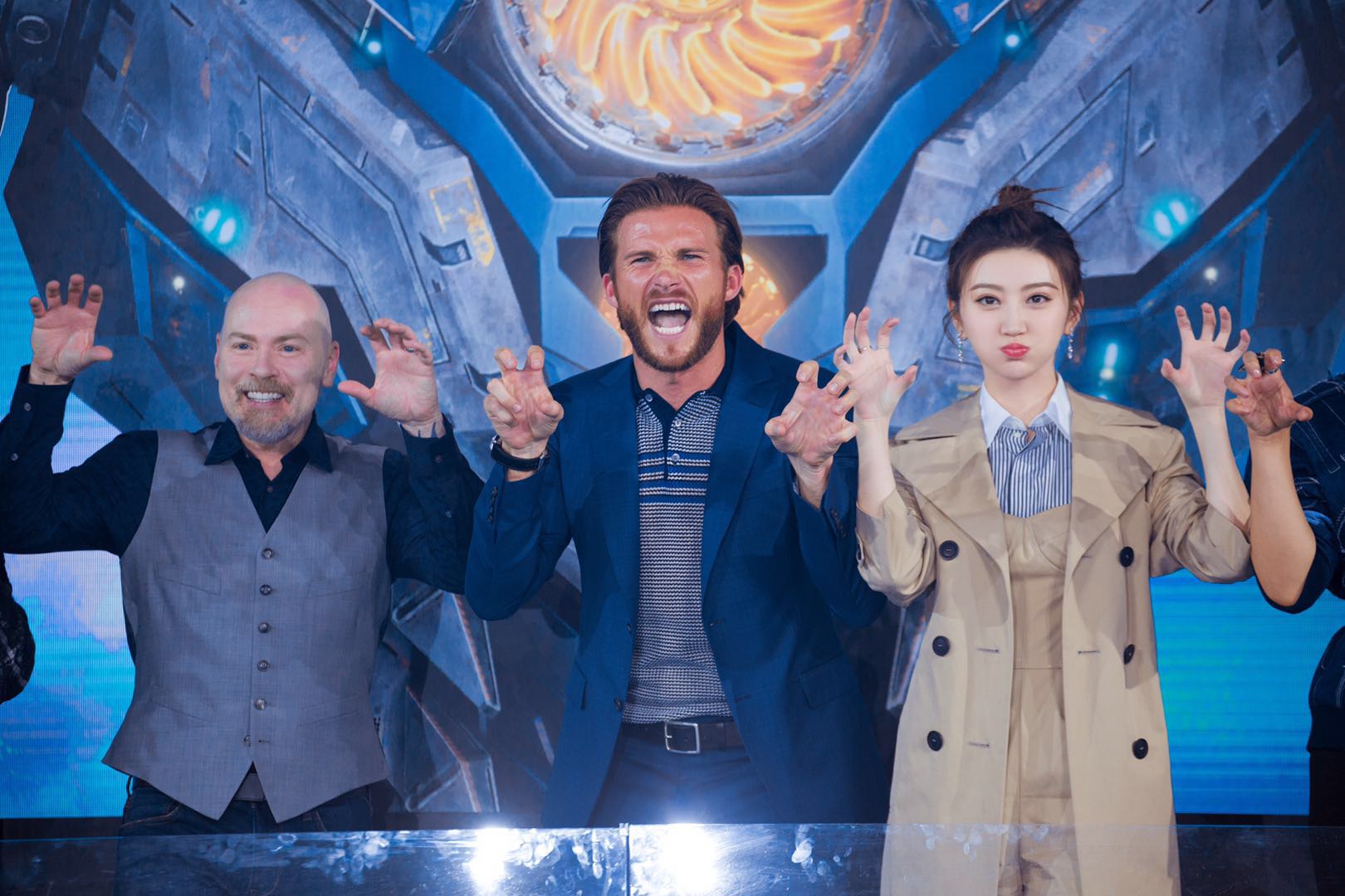 《環太平洋：起義時刻》導演史蒂芬德奈特（左起）、史考特伊斯威特、景甜一起擺出「怪獸臉」賣萌。（東方IC）