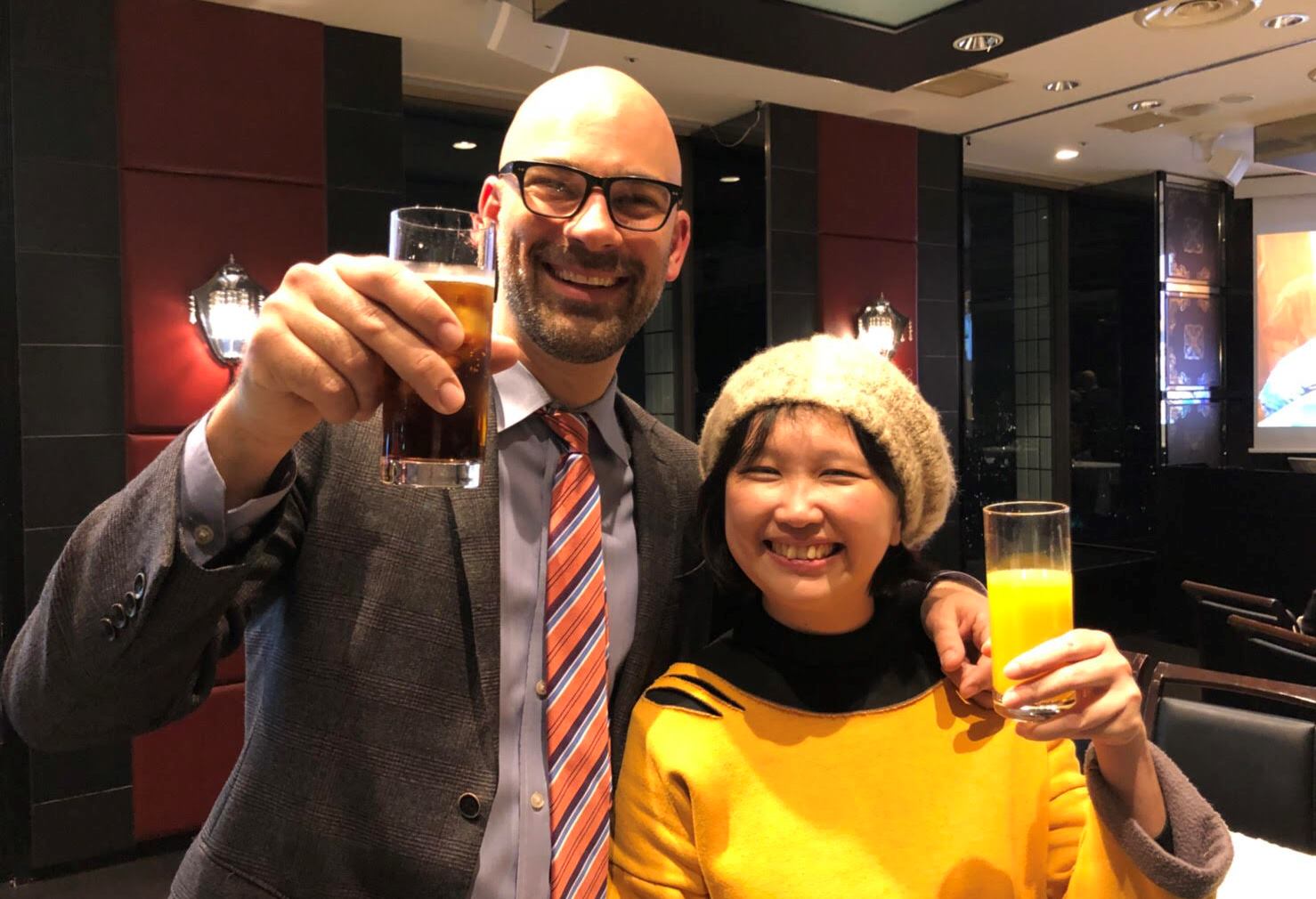 《幸福路上》導演宋欣穎（右）與頒獎給她的動畫電影《送子鳥》導演道格史威藍德開心合影。（傳影互動提供）