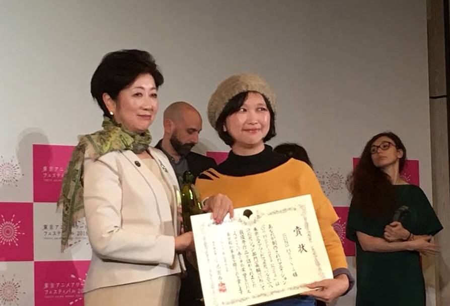 宋欣穎獲得東京動畫大賞影展動畫長片首獎，東京都知事小池百合子（左）也頒贈獎狀。（翻攝自宋欣穎臉書）