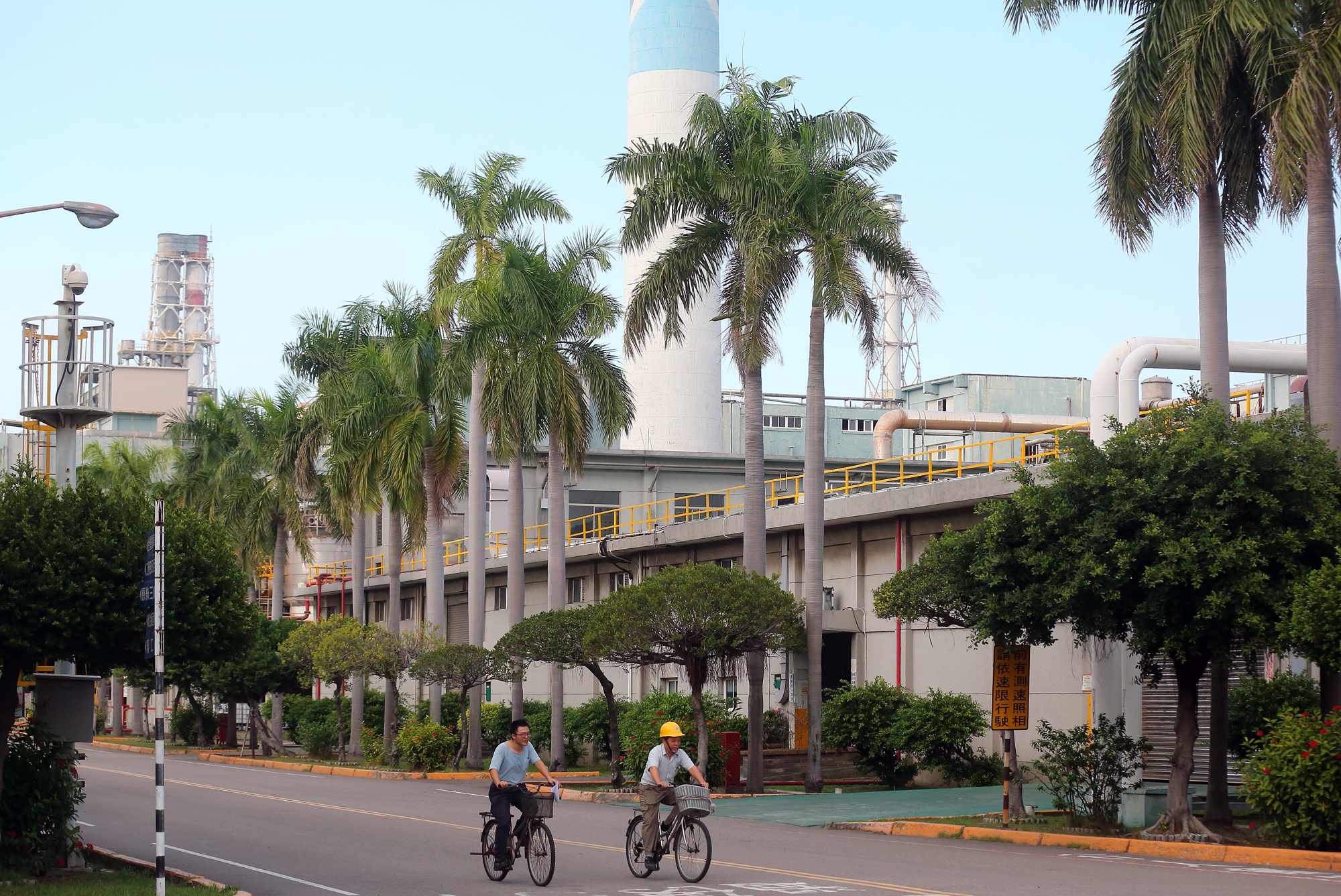 近來台灣空汙嚴重，化工業與電力業常被認為是最大汙染源。