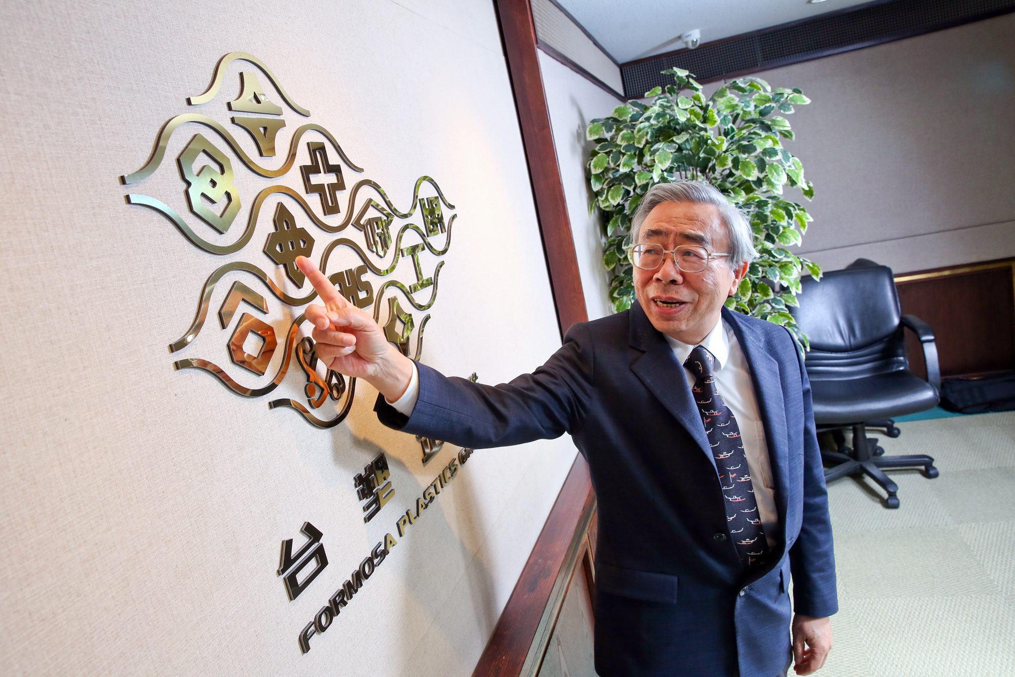 王家人去年進入「管理中心」退居幕後，過渡期只有王文淵兼任行政中心總裁。