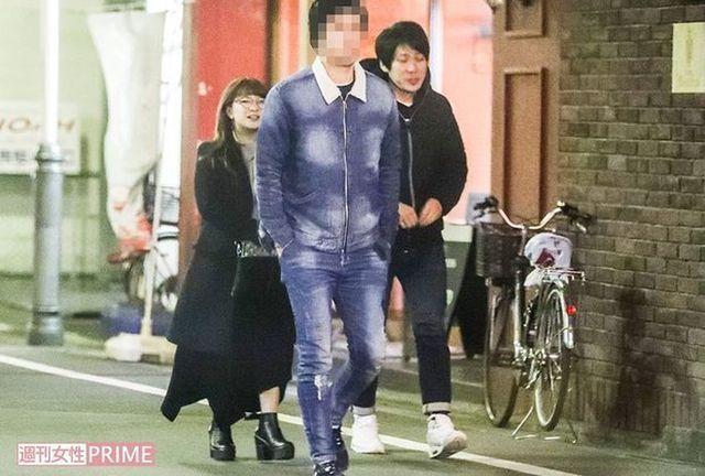 矢口真里（左）日前被拍到與男友梅田賢三約會吃燒烤。（翻攝自《週刊女性》）