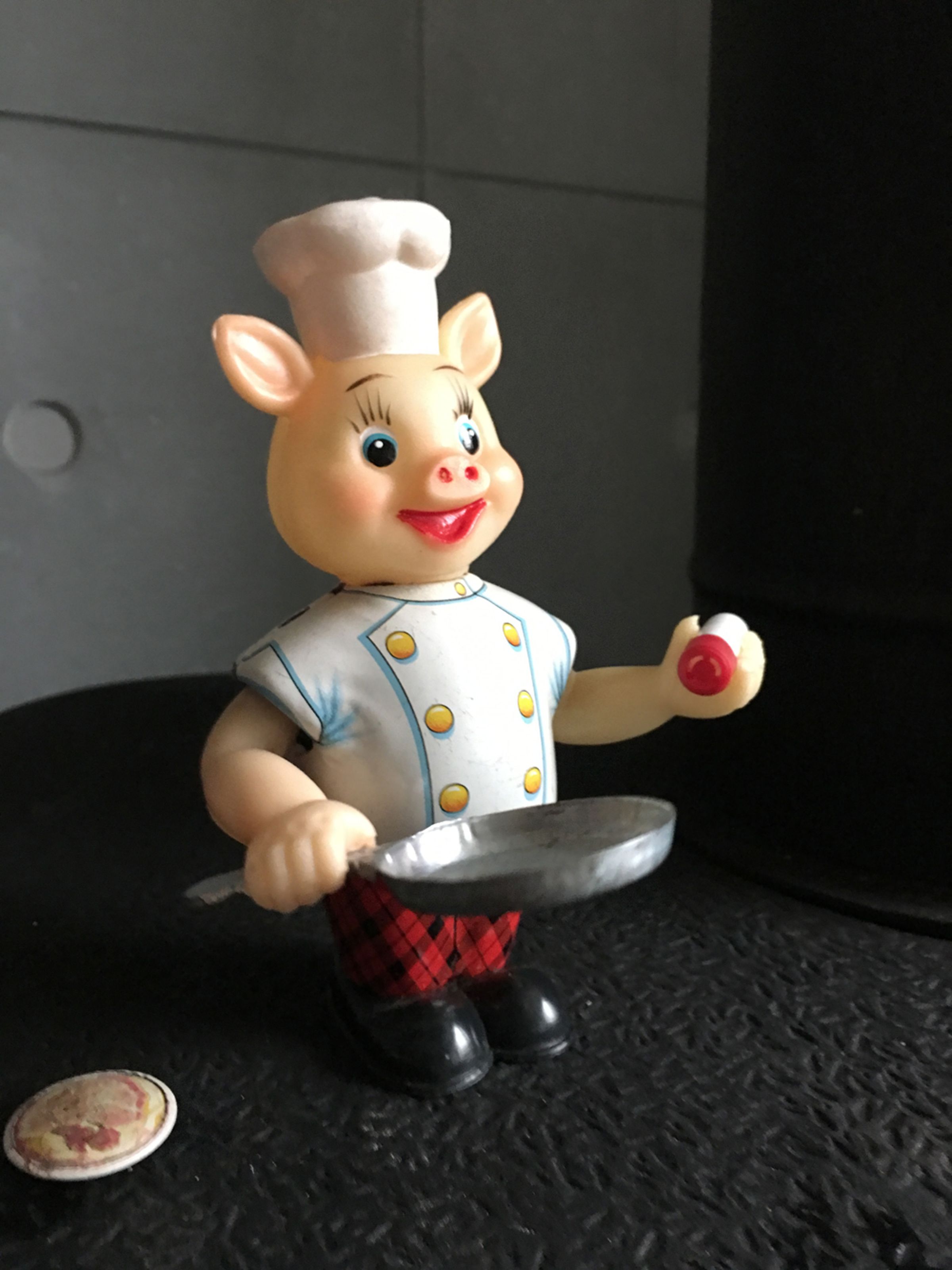 發條玩具「煎蛋小豬」，1950~60年代，日本製造。