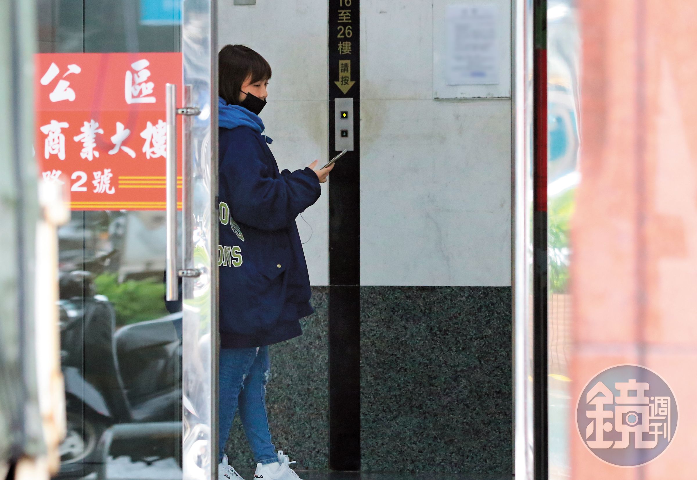 2月7日14：26，目前有網路節目的溫妮，走進麥卡貝網路電視的大樓。