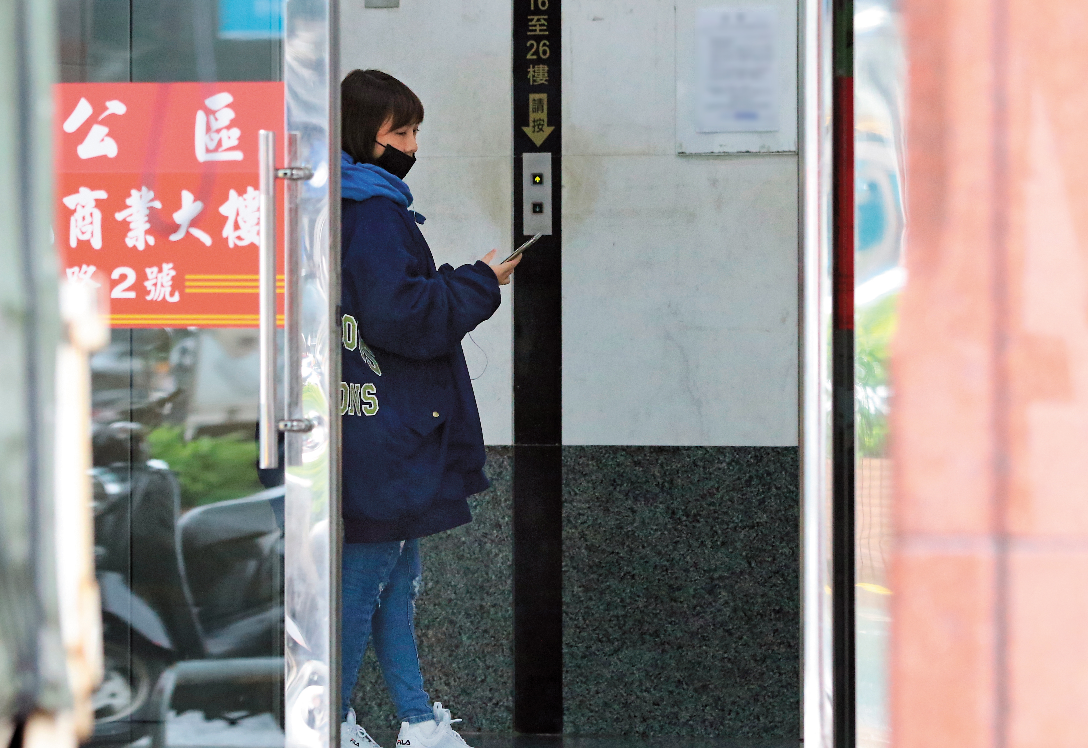 2月7日14：26，目前有網路節目的溫妮，走進麥卡貝網路電視的大樓。