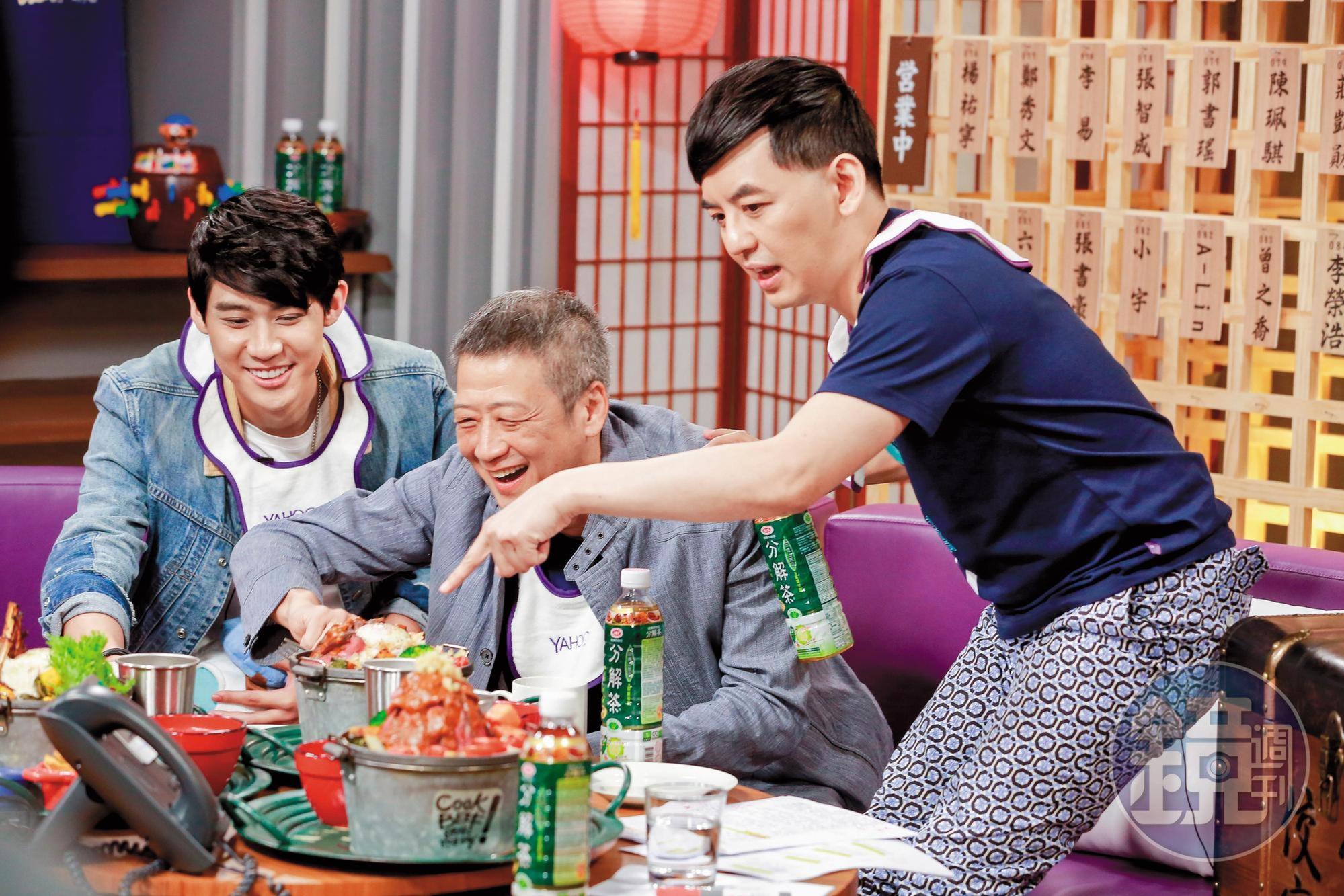 李玉璽(左)是李亞明(中)之後,父子曾一起上黃子佼(右)的節目。他演了《我的少女時代》跟《惡作劇之吻》竄紅,擁有不少死忠粉絲。