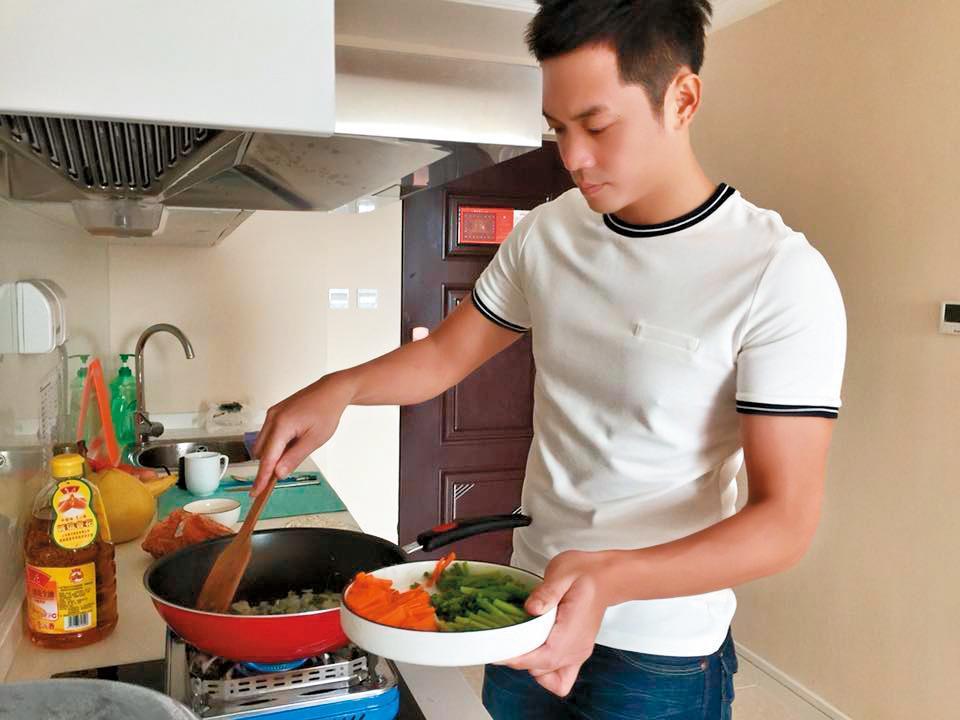 姚元浩喜歡露營、廚藝也不錯,想過悠閒自在的生活。 (翻攝自姚元浩臉書)