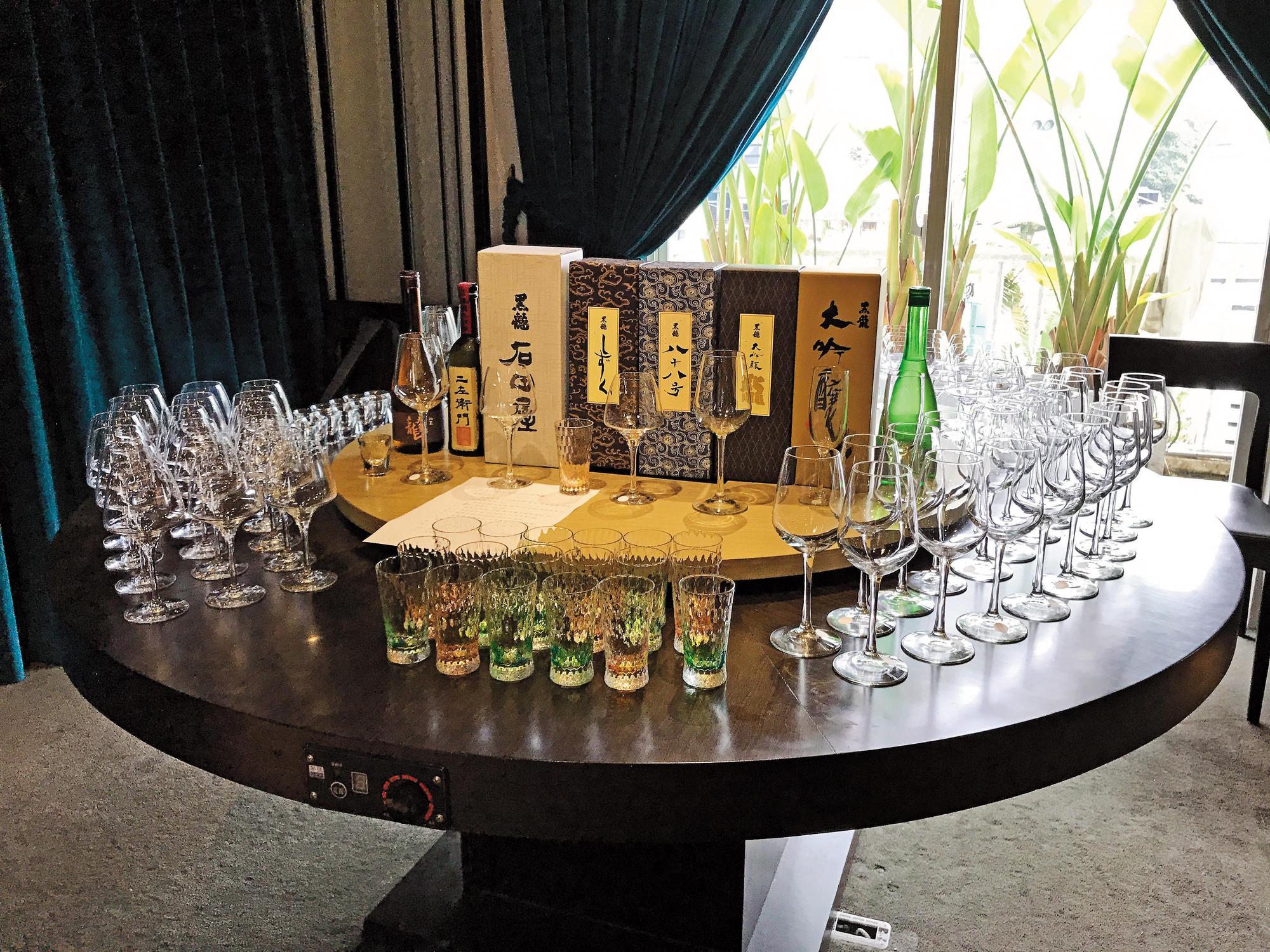 一次品飲到這麼多款黑龍酒造的清酒,加上不同酒款使用不同杯型,吃飯前擺出來的陣仗就十分壯觀。