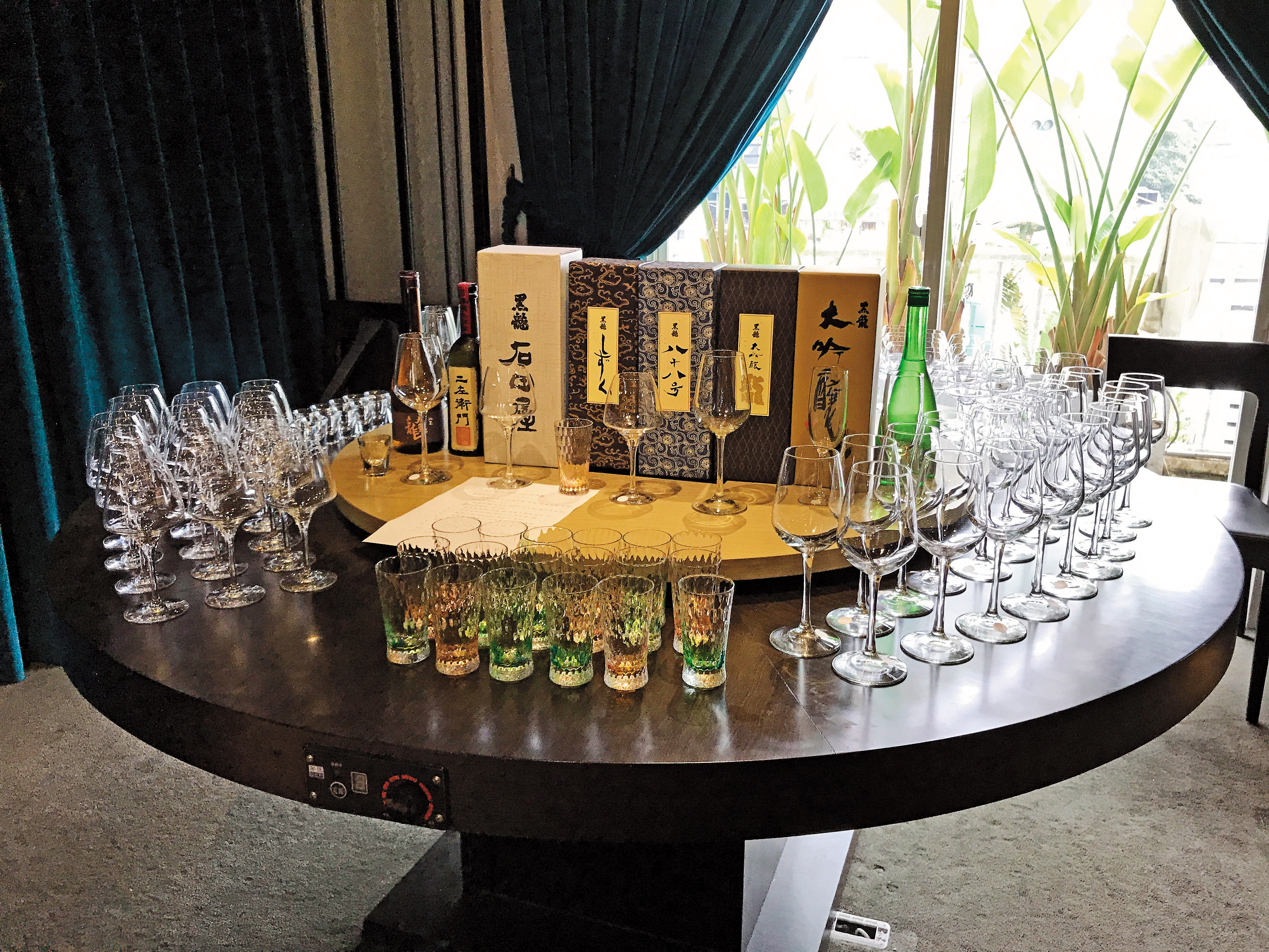 一次品飲到這麼多款黑龍酒造的清酒，加上不同酒款使用不同杯型，吃飯前擺出來的陣仗就十分壯觀。