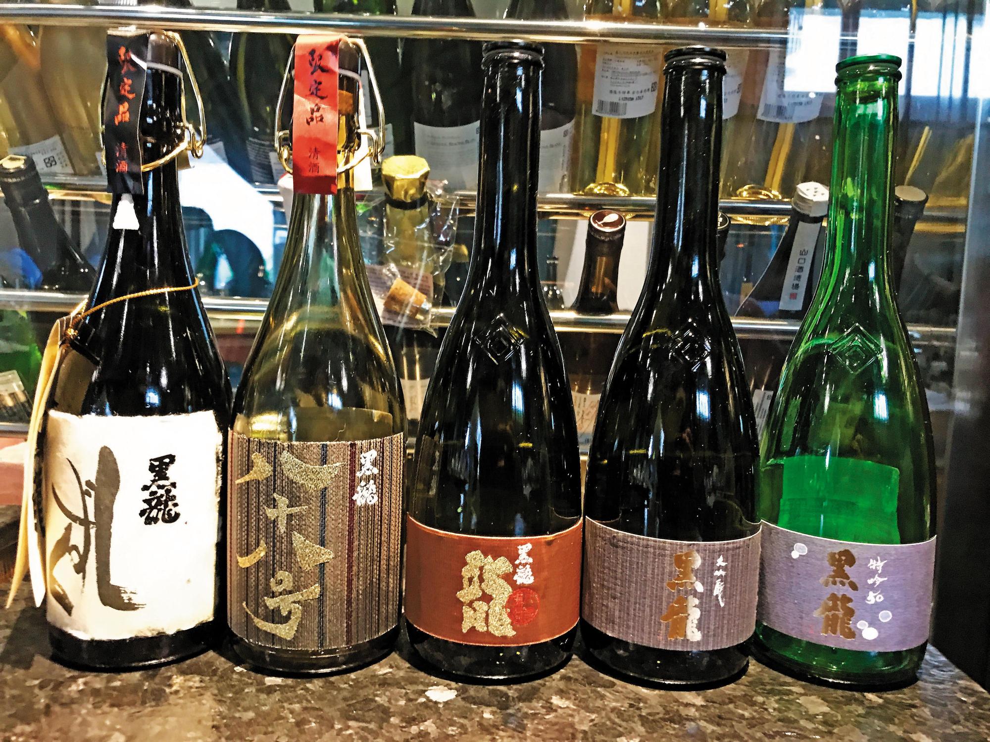 當天喝到的其他黑龍酒款。(由左至右)01.黑龍袋吊大吟釀,售價NT$6,900元/720ml。02.黑龍八十八号大吟釀,售價NT$6,900元/720ml。03.黑龍「龍」限定大吟釀,售價NT$4,080元/720ml。04.黑龍大吟釀,售價NT$2,960元/720ml。05.黑龍特吟50,售價NT$1,890元/720ml。