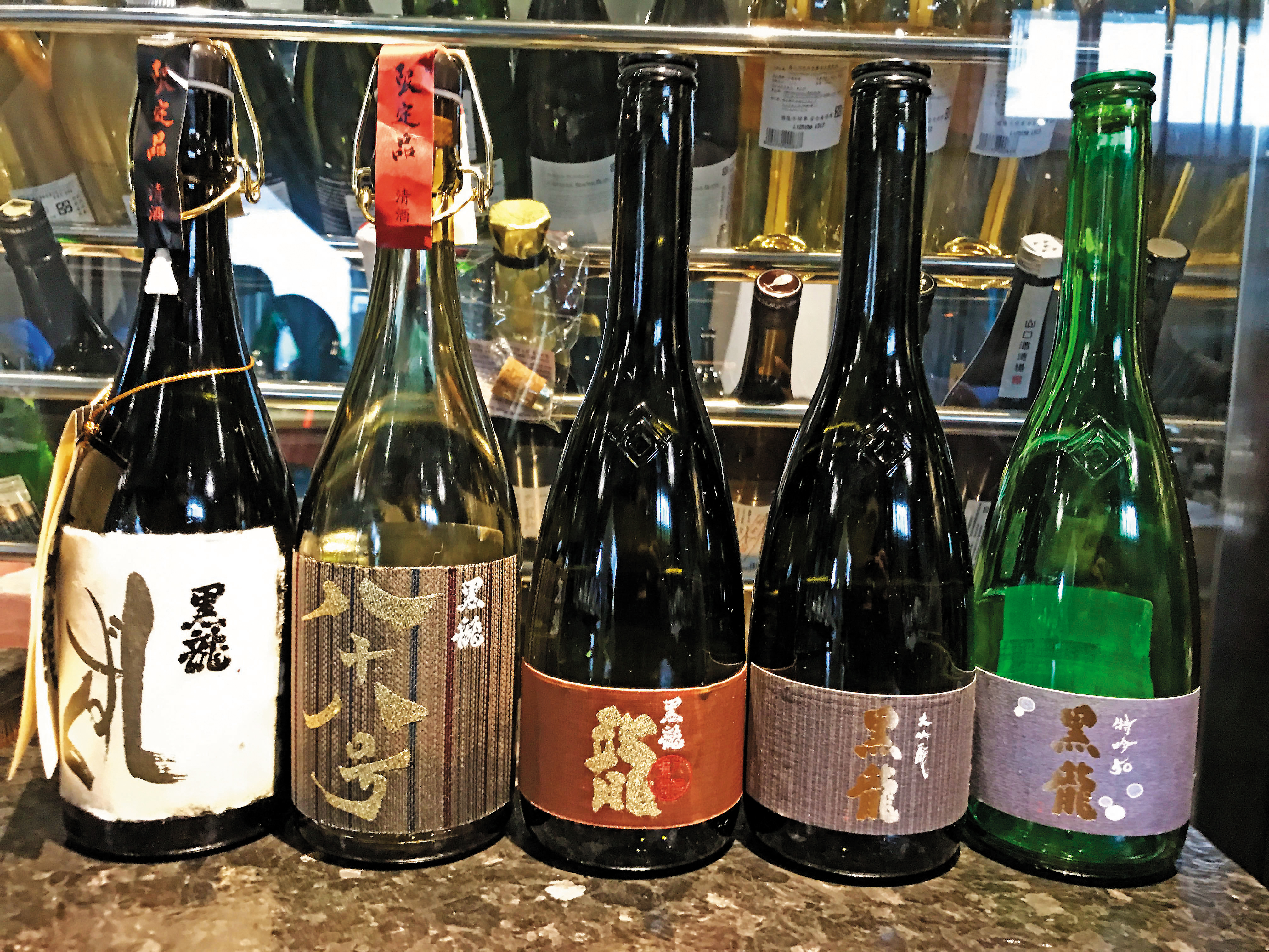 當天喝到的其他黑龍酒款。(由左至右)01.黑龍袋吊大吟釀,售價NT$6,900元/720ml。02.黑龍八十八号大吟釀,售價NT$6,900元/720ml。03.黑龍「龍」限定大吟釀,售價NT$4,080元/720ml。04.黑龍大吟釀,售價NT$2,960元/720ml。05.黑龍特吟50,售價NT$1,890元/720ml。