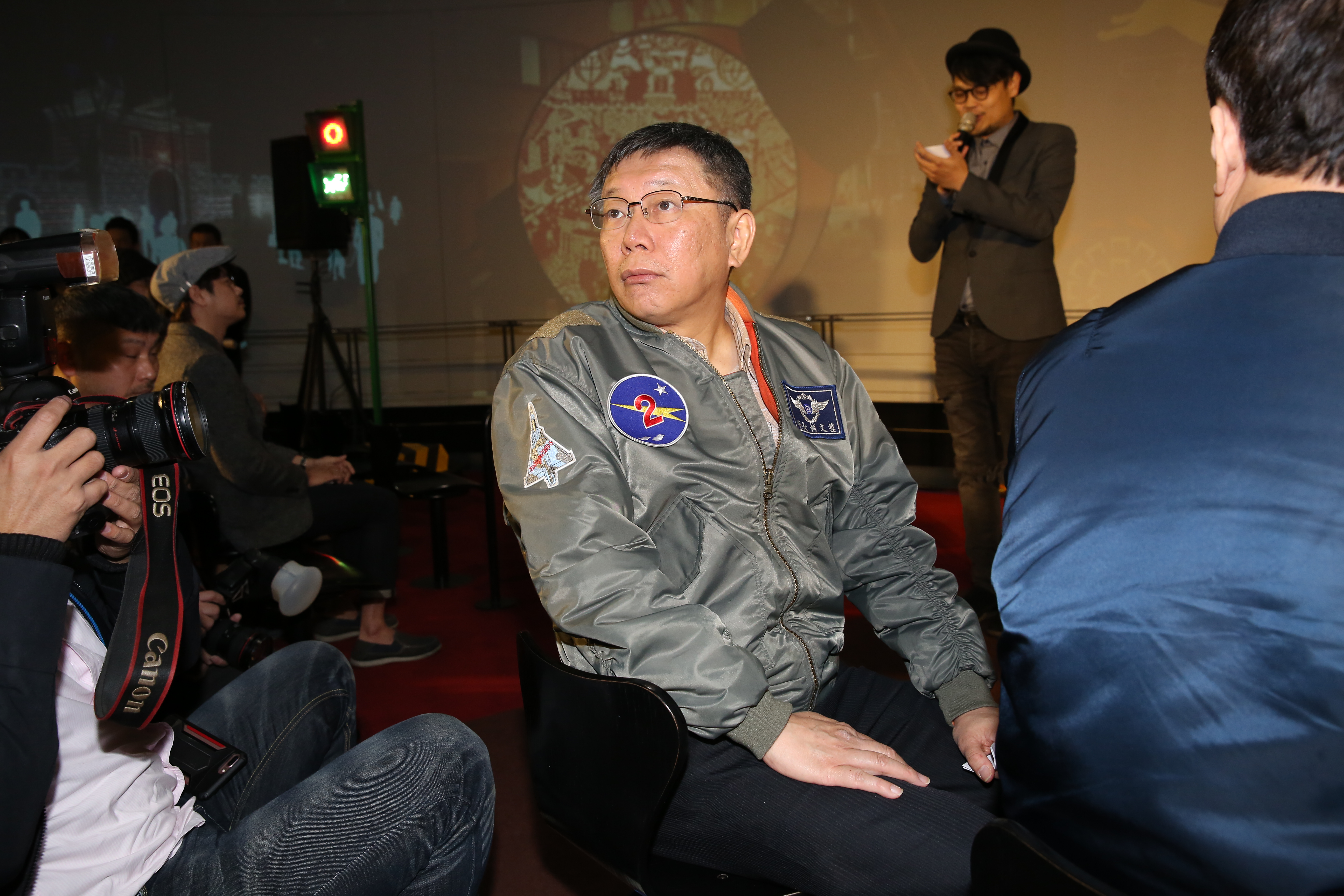 台北市長柯文哲上任後與遠雄纏鬥大巨蛋公安問題至今，柯P的民調也因此遭到重創。