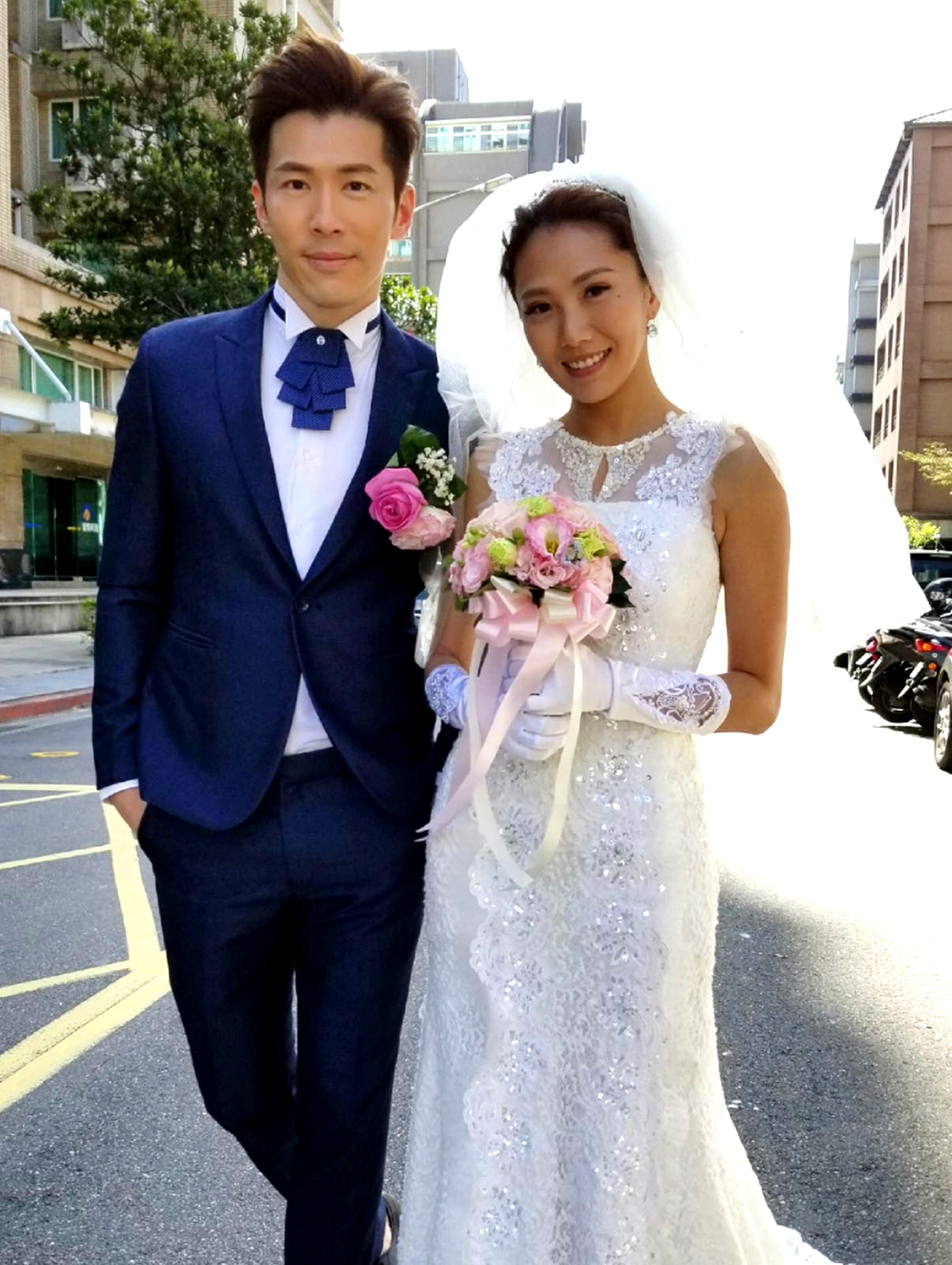 黃少祺在戲裡跟大牙披婚紗拍結婚戲。（三立提供） 
