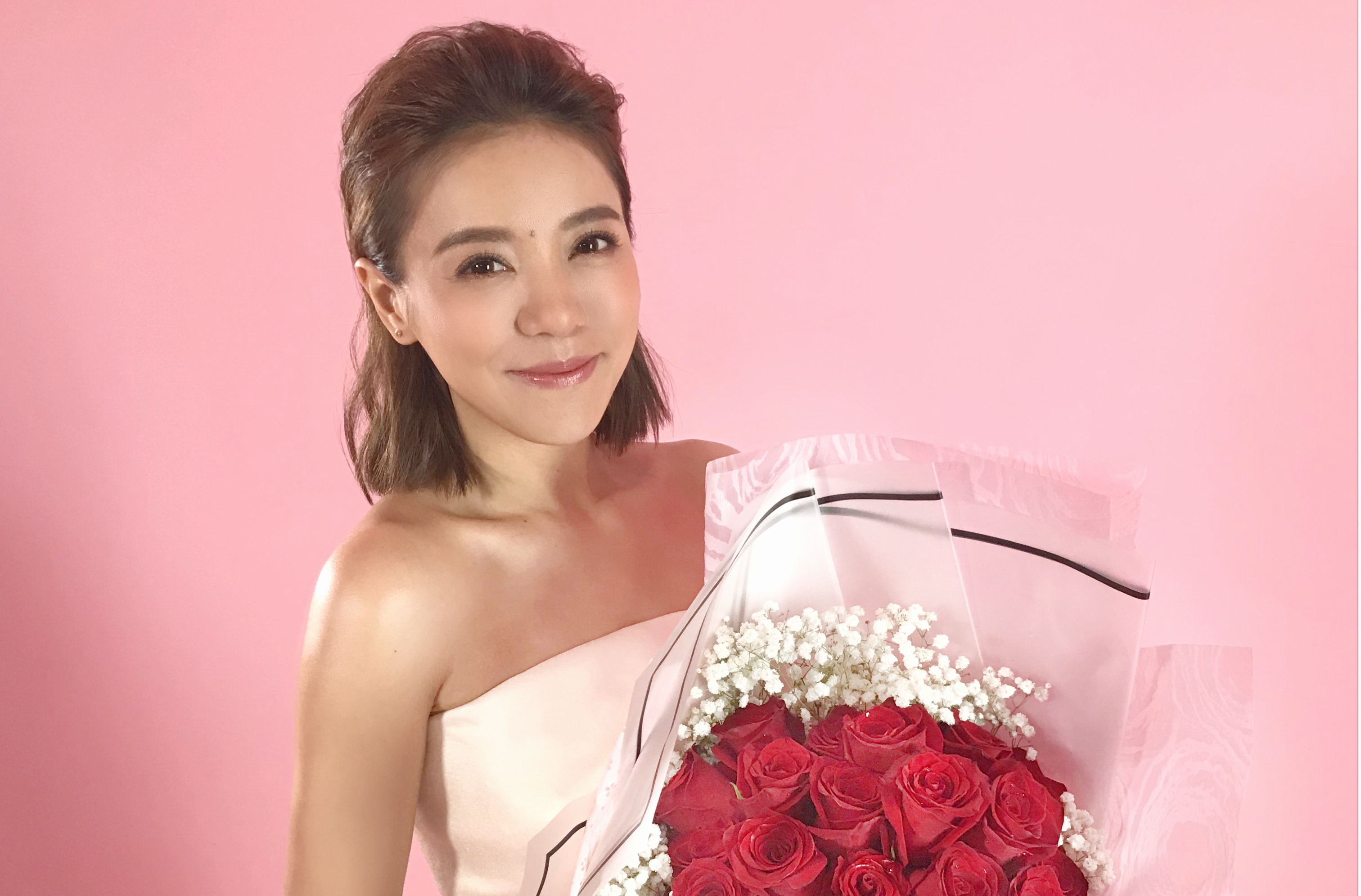 丁噹今年白色情人節仍舊沒對象，唱片公司送上玫瑰逗得她心花怒放。（相信音樂提供）