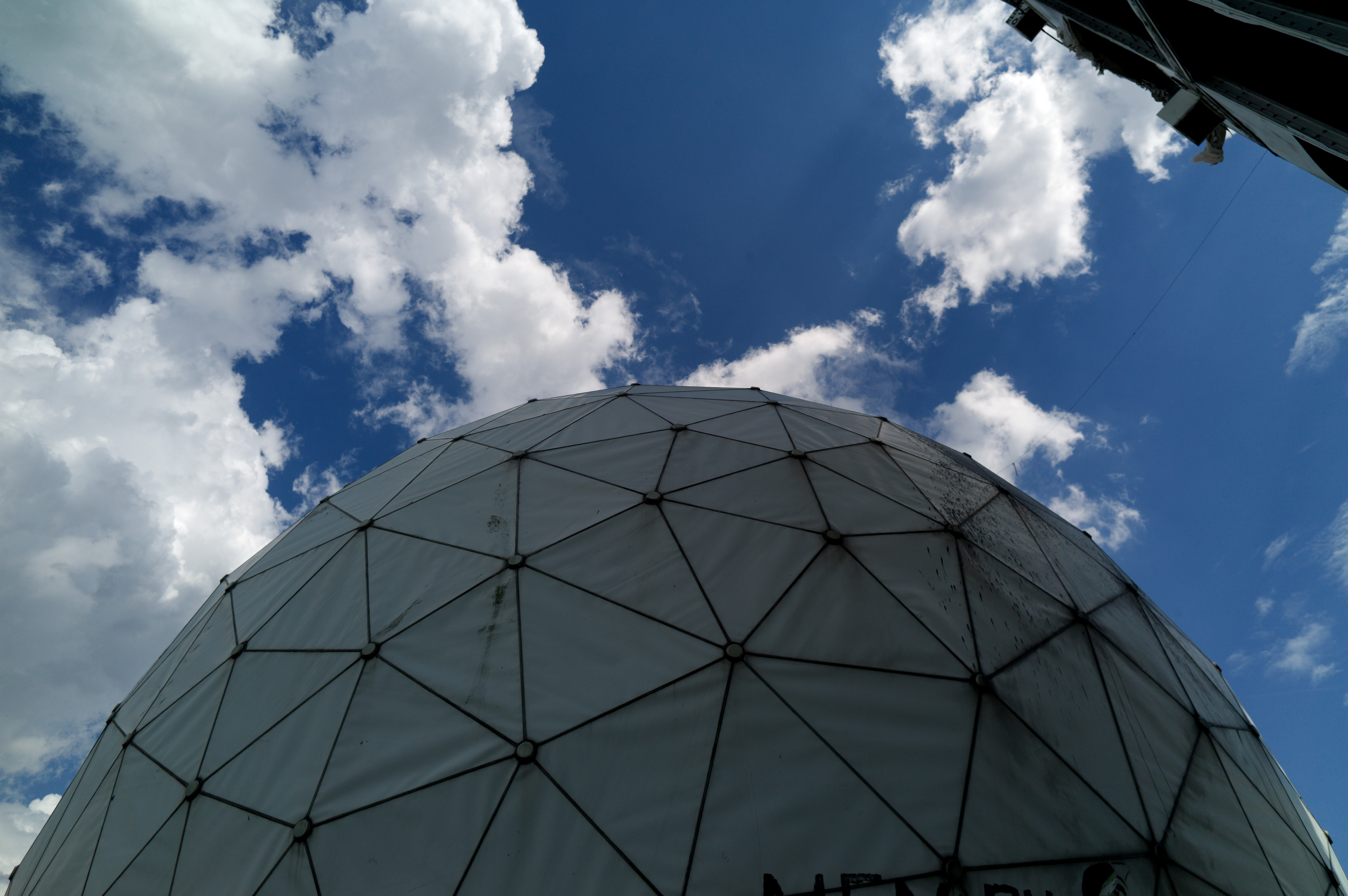 德國柏林的美國國安局監聽站，冷戰時期負責對東德的通訊監視。2013年史諾登報告揭露美國監聽德國信息每月平均五億次，引發梅克爾內閣的關注。（東方IC）