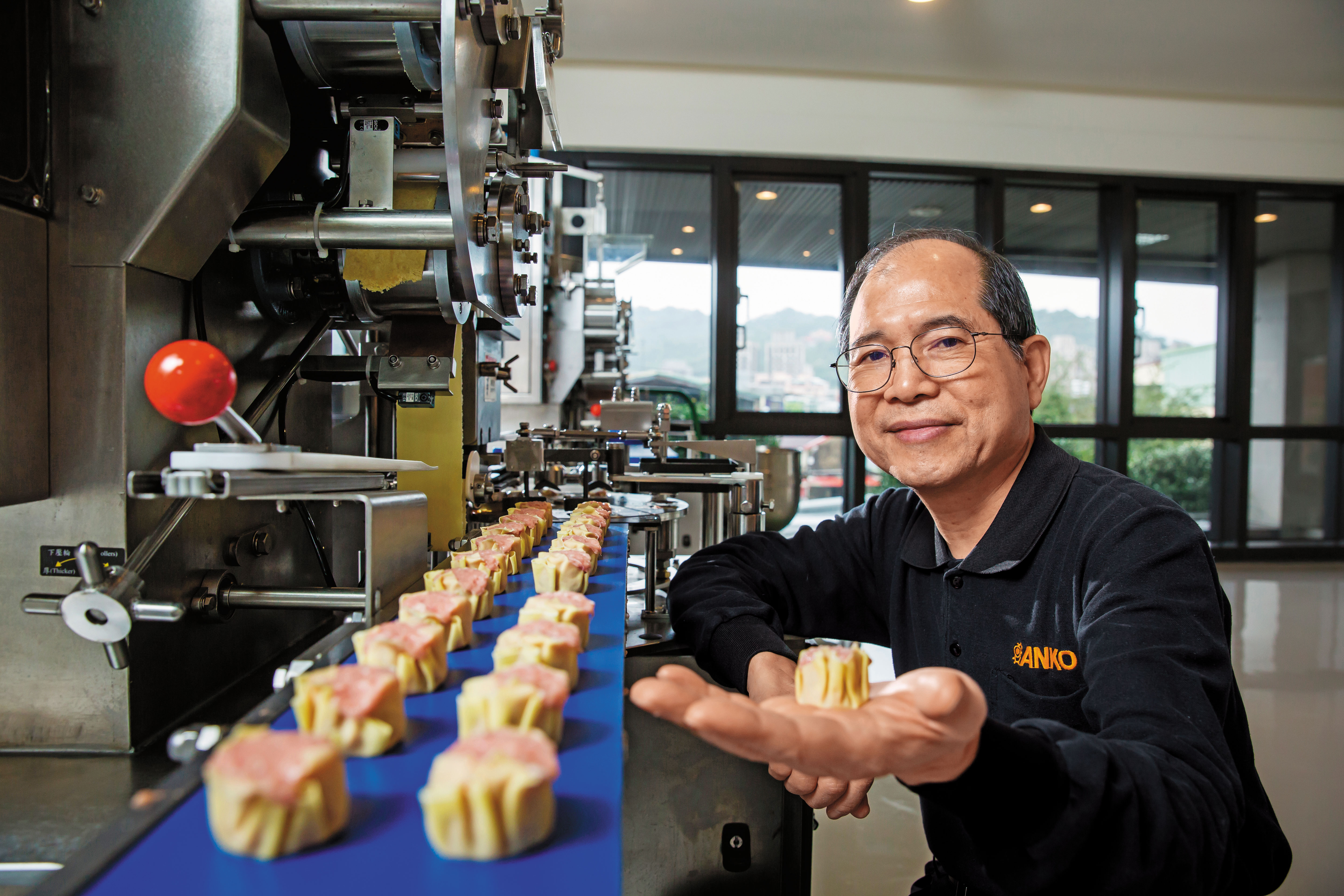 從負債5千萬元，到成為台灣最大的包餡機設備商，歐陽禹說自己只是一直在夾縫中求生存。