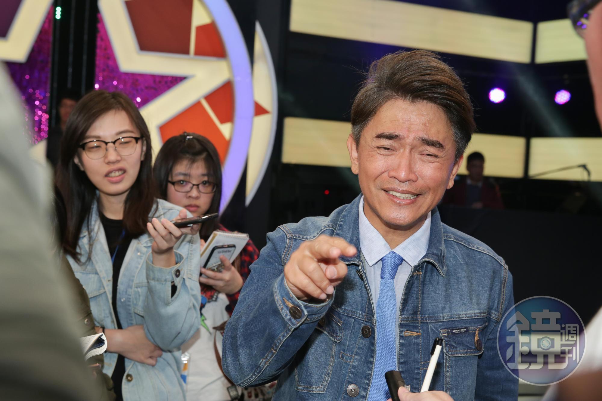吳宗憲稱和安苡愛只是「狗男女」，互相幫忙照顧小狗。