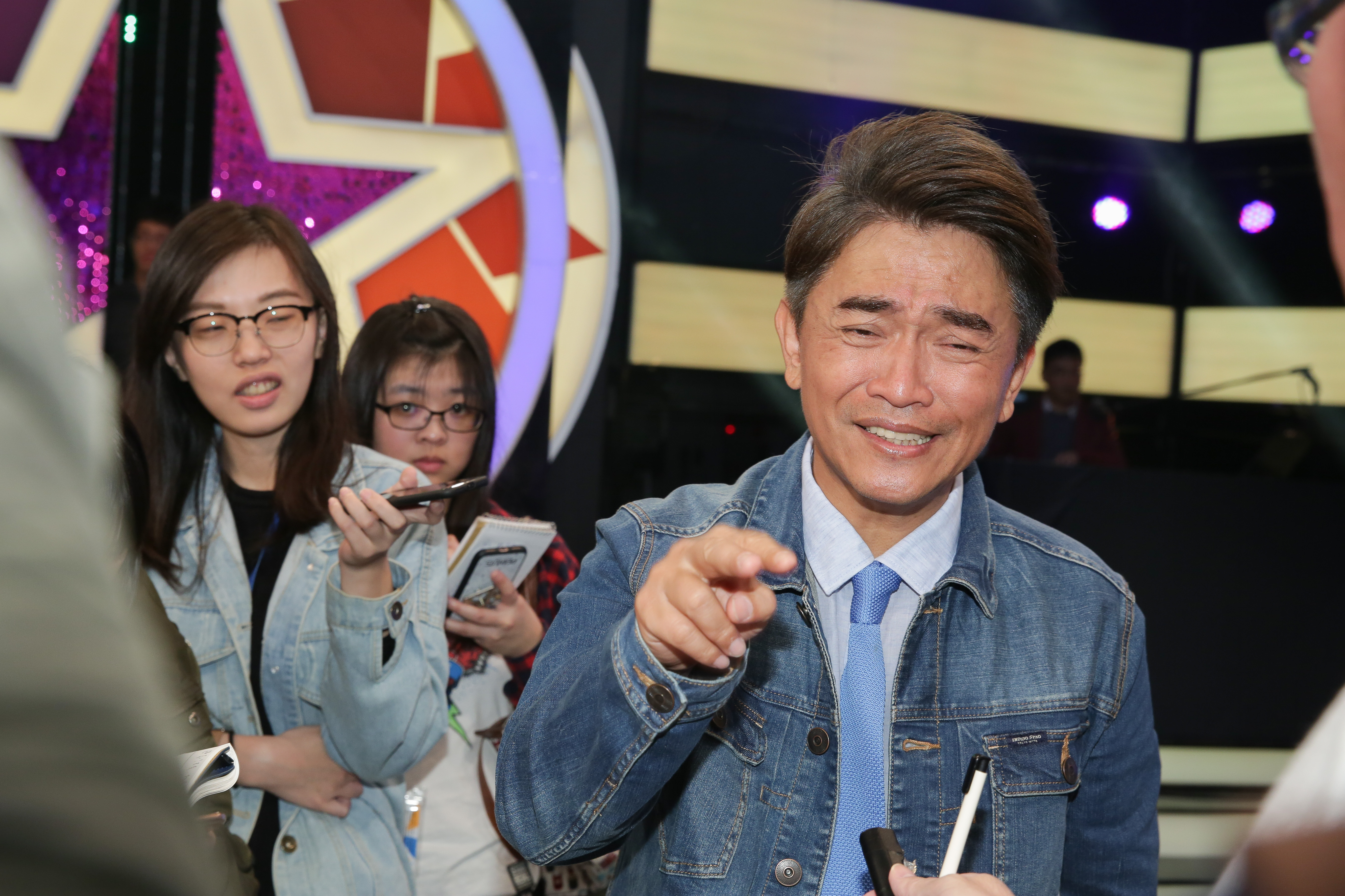 吳宗憲稱和安苡愛只是「狗男女」，互相幫忙照顧小狗。