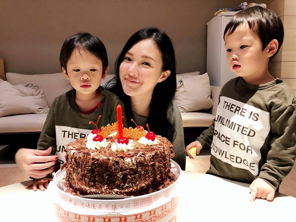 才27歲的吳品萱,已經是2個孩子的媽。(翻攝自吳品萱臉書)