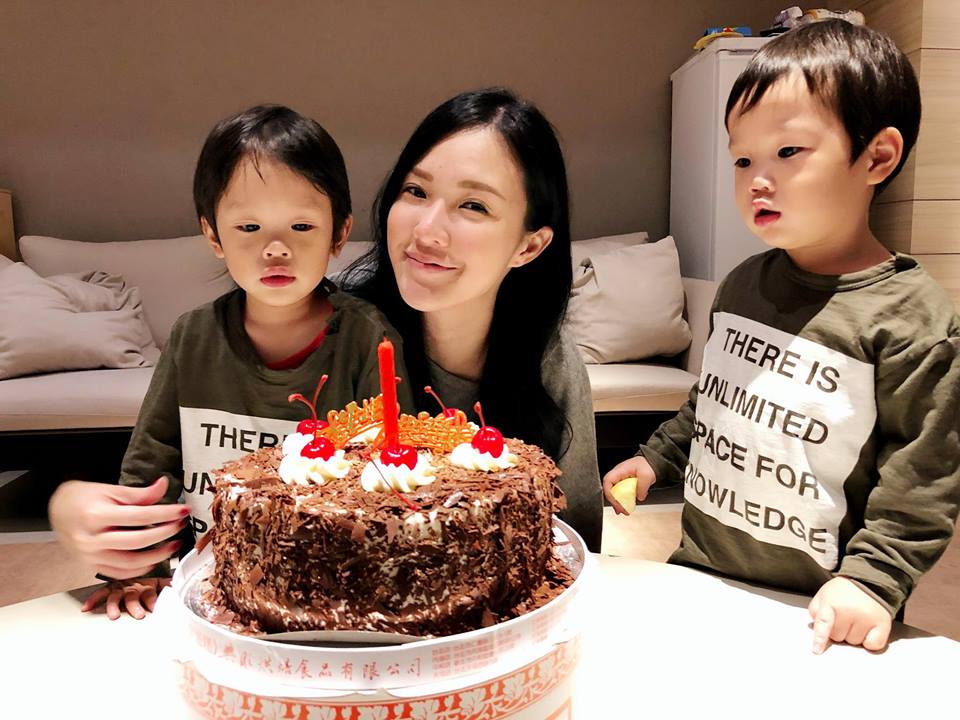 才27歲的吳品萱，已經是2個孩子的媽。（翻攝自吳品萱臉書）