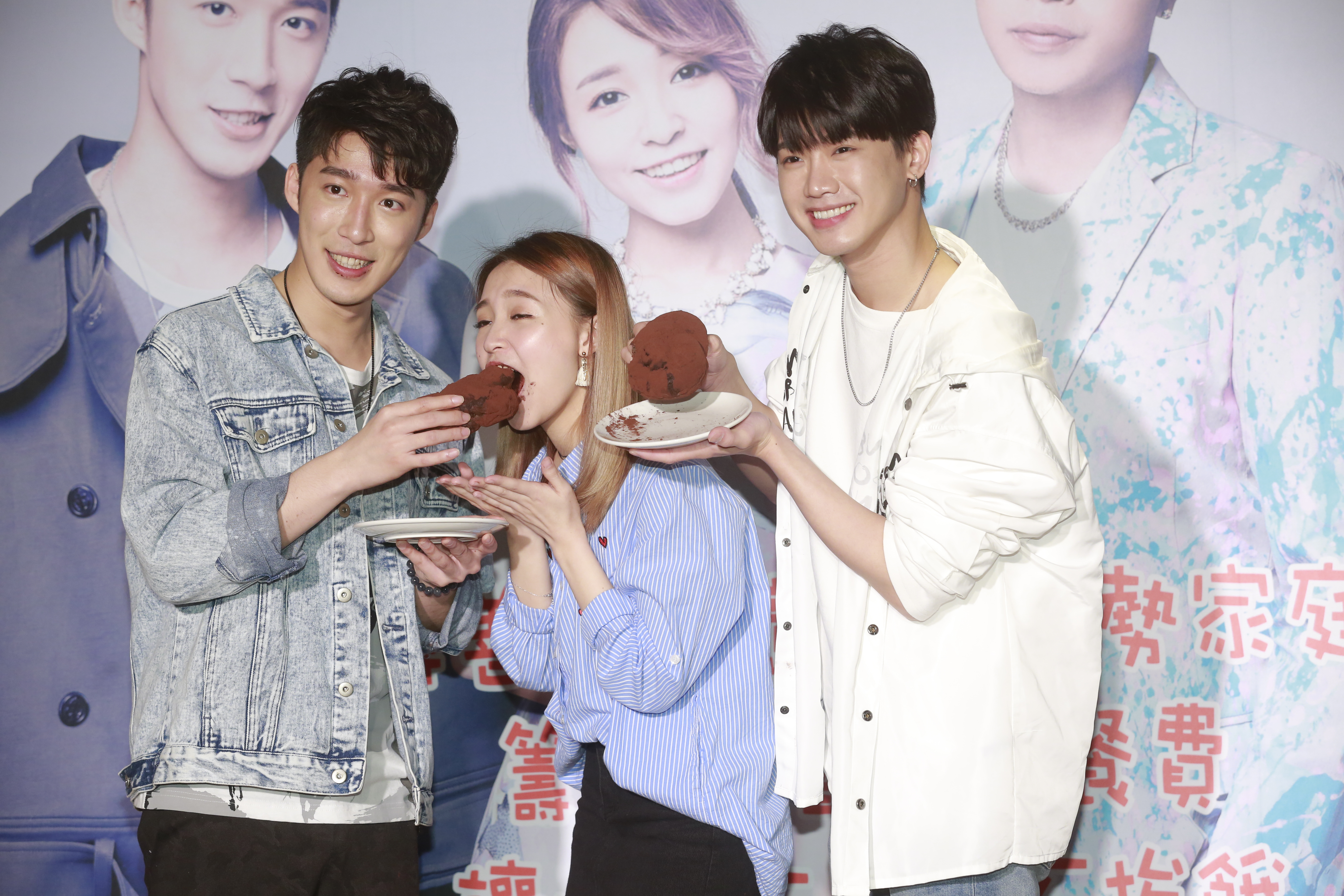 南拳媽媽成員洪言翔（右起）、陳羽緁、曹景豪大吃沾滿巧克力粉的「髒髒包」，為了公益不計形象。