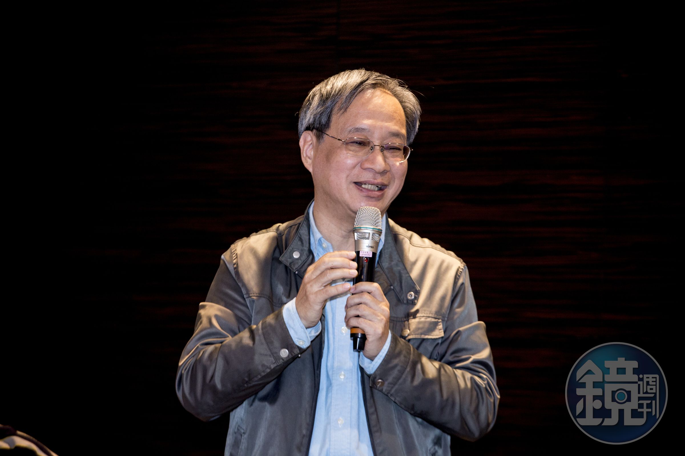 小野想起小時候父親從牯嶺街買了一本《唐吉軻德》送他，包上黃色牛皮紙書皮寫上書名，當他興沖沖拿給吳念真現寶，卻被對方說：「你摸著書皮的動作很色情。」