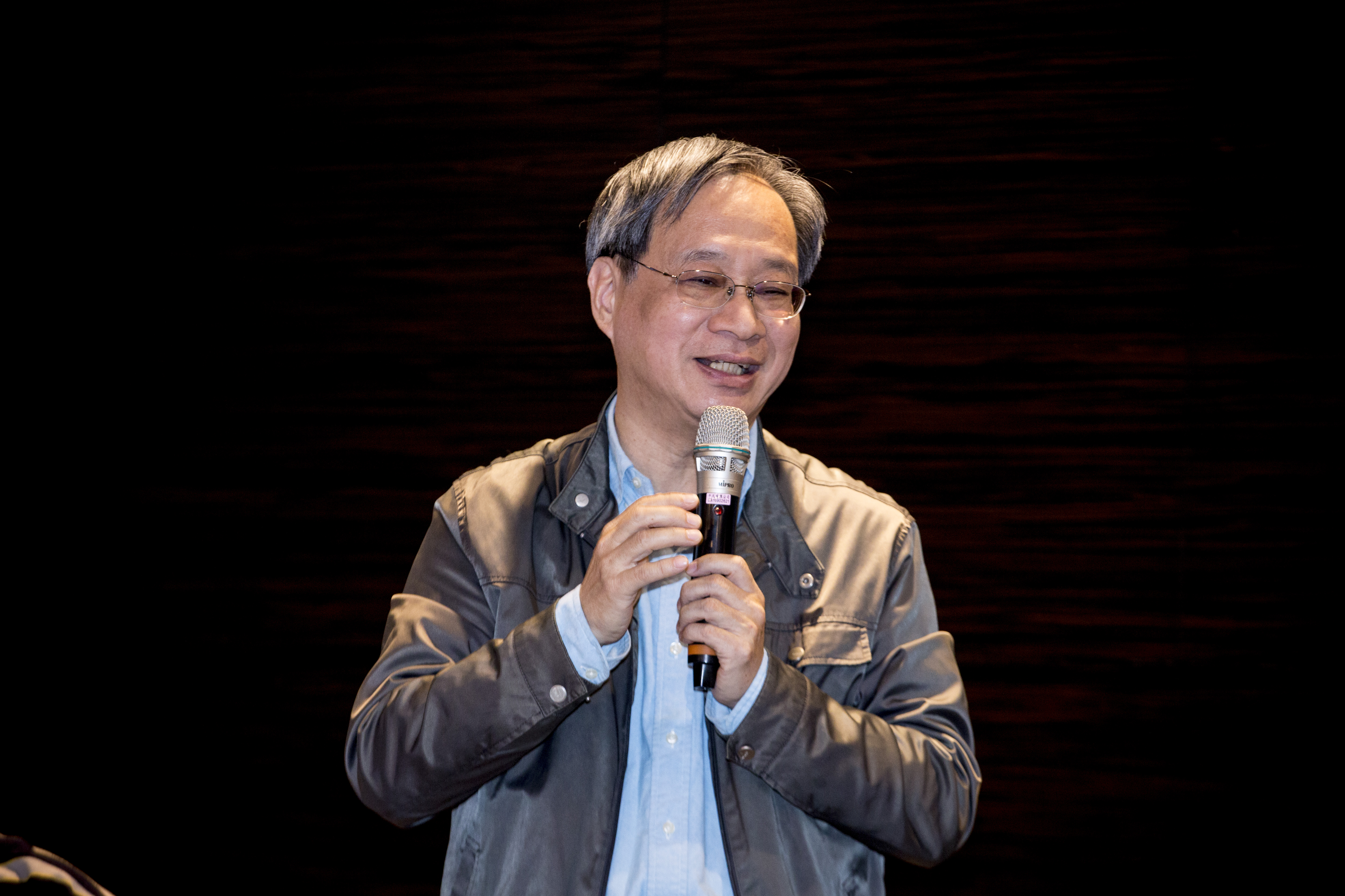 小野想起小時候父親從牯嶺街買了一本《唐吉軻德》送他，包上黃色牛皮紙書皮寫上書名，當他興沖沖拿給吳念真現寶，卻被對方說：「你摸著書皮的動作很色情。」