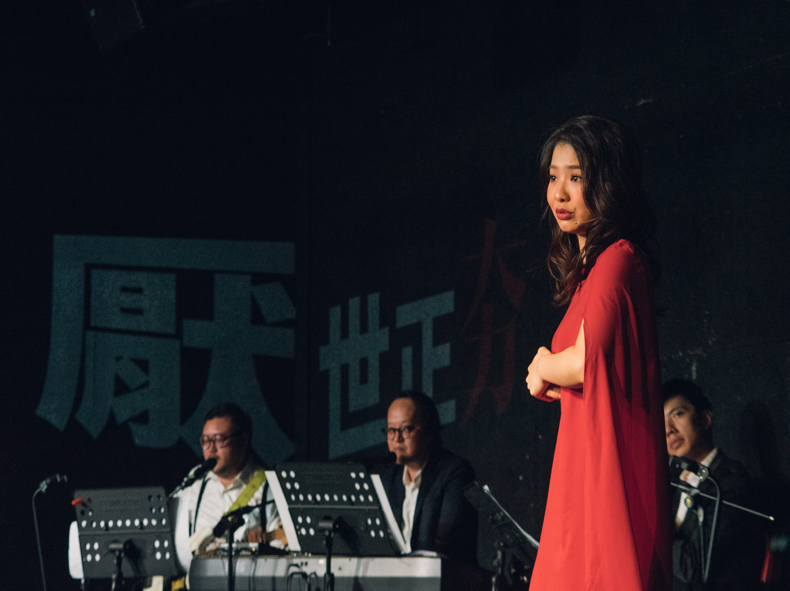 音樂劇演員鍾琪演出《不然少女》挑戰一人飾多角。（瘋戲樂工作室提供）
