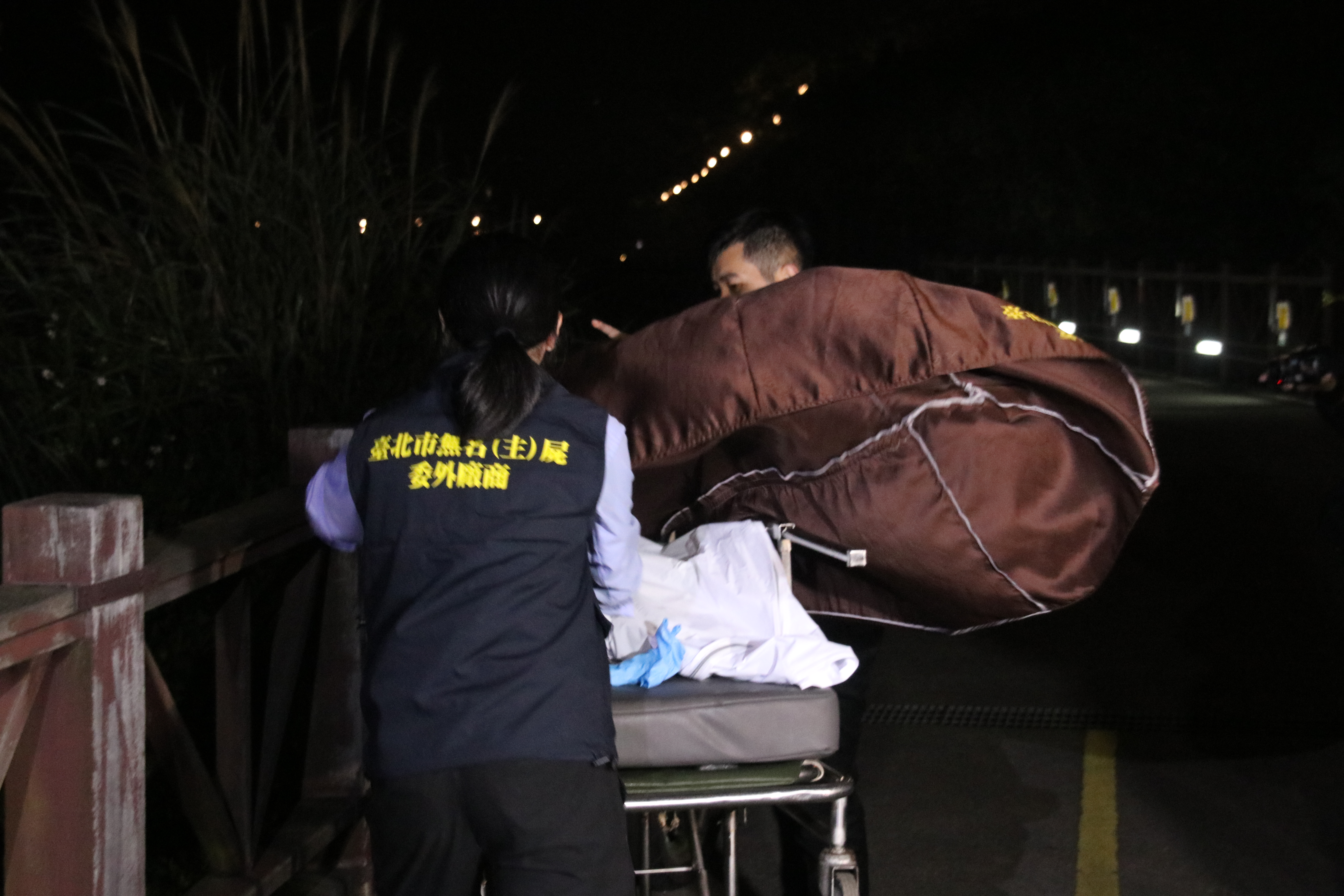 警方13日晚間在竹圍站後方尋獲潘女遺體，潘女遺體已化成白骨。