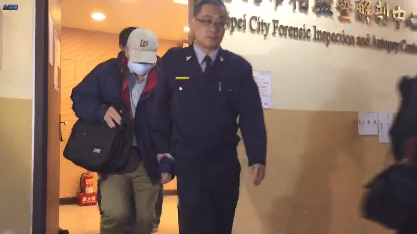 潘女父親委託友人協助處理女兒後事，在殯儀館相驗後不發一語離去。