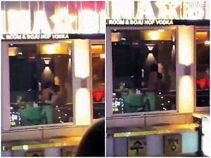 今年南韓1對男女在包廂親熱，但透明窗戶緊鄰街區，遭路過民眾圍觀偷拍。（翻攝微博）